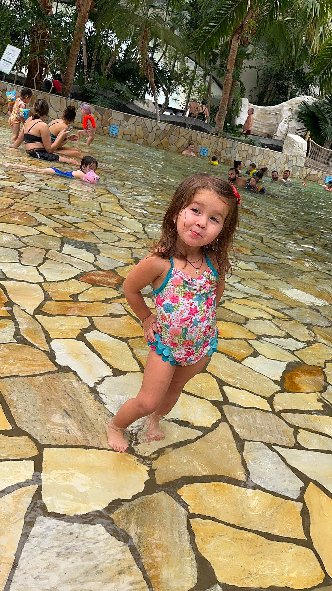 Ariel a rejoint le concours — aidez-le/la à gagner de superbes lots ! barefoot, body_of_water, child, flagstone, flooring, fun, hairstyle, happy, human_leg, leisure, person, plant, road_surface, sidewalk, smile, summer, swimwear, thigh, toddler, tree