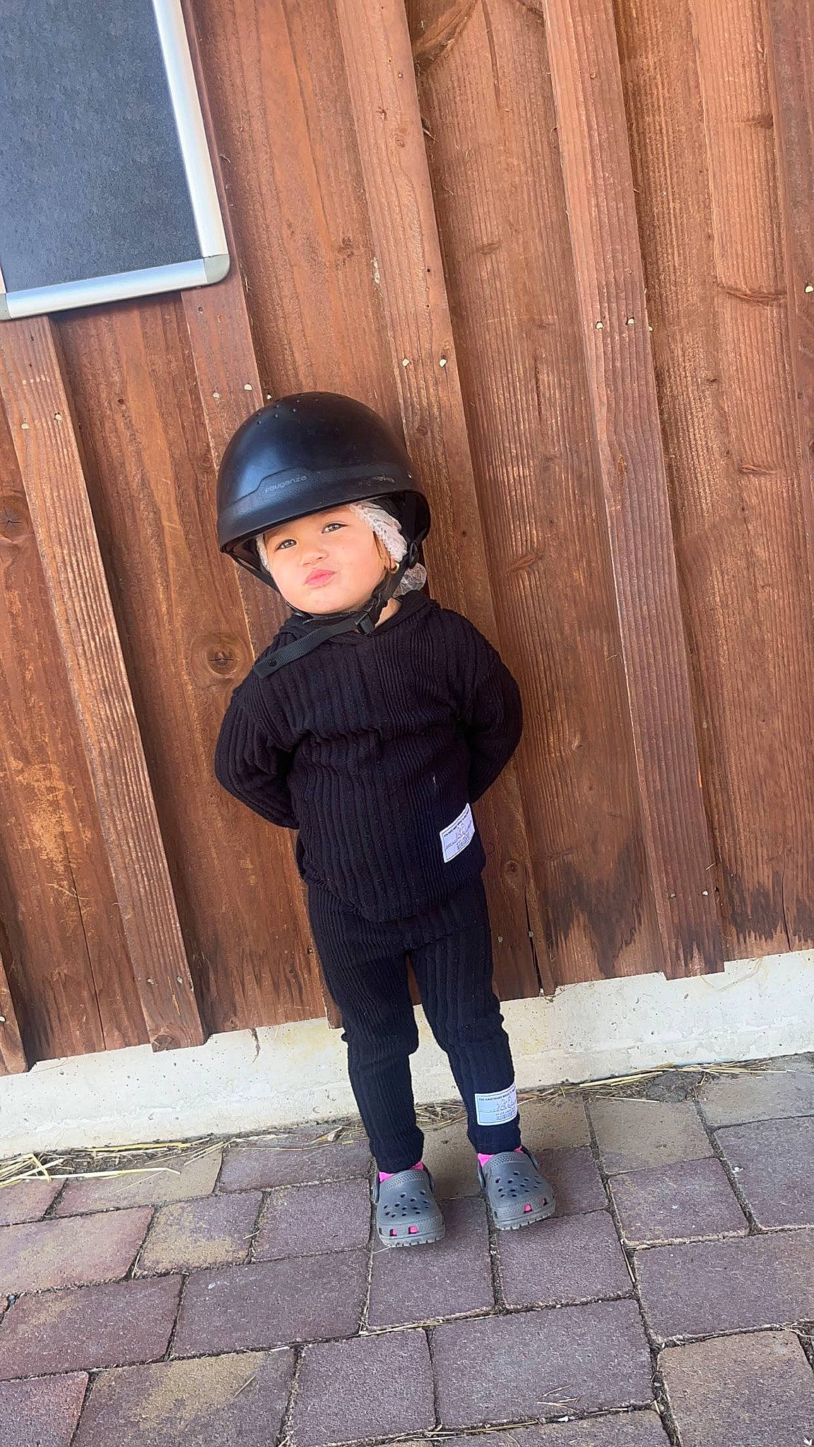Ariel a rejoint le concours — aidez-le/la à gagner de superbes lots ! ball, bicycle_helmet, cap, child, electric_blue, eyewear, fashion_accessory, flooring, headwear, helmet, pattern, person, personal_protective_equipment, shoe, sleeve, sports_equipment, sports_gear, standing, tints_and_shades, toddler