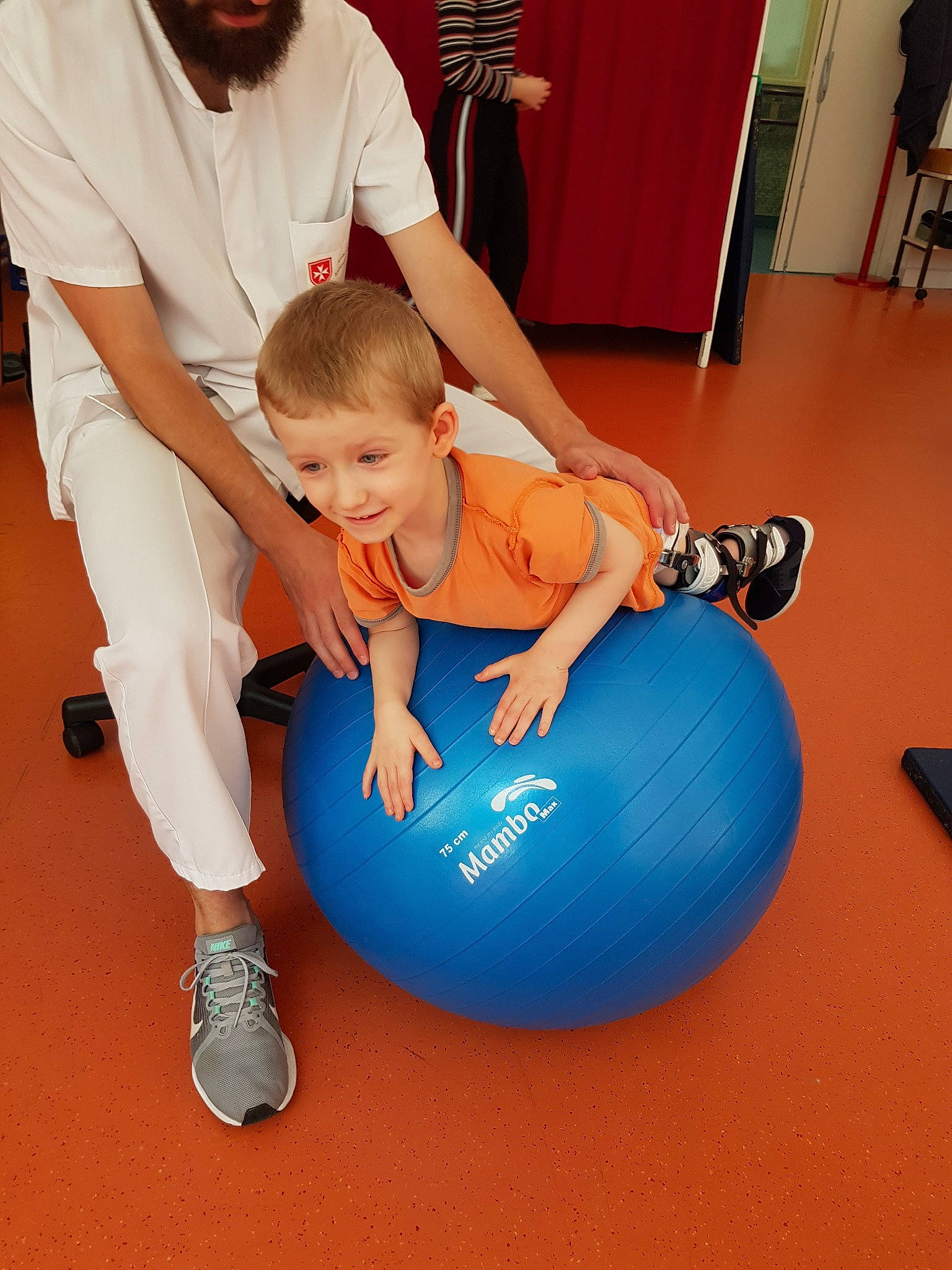 Sloann a rejoint le concours — aidez-le/la à gagner de superbes lots ! ball, exercise_equipment, joy, medicine_ball, person, physical_fitness, physical_therapy, sports_equipment, swiss_ball