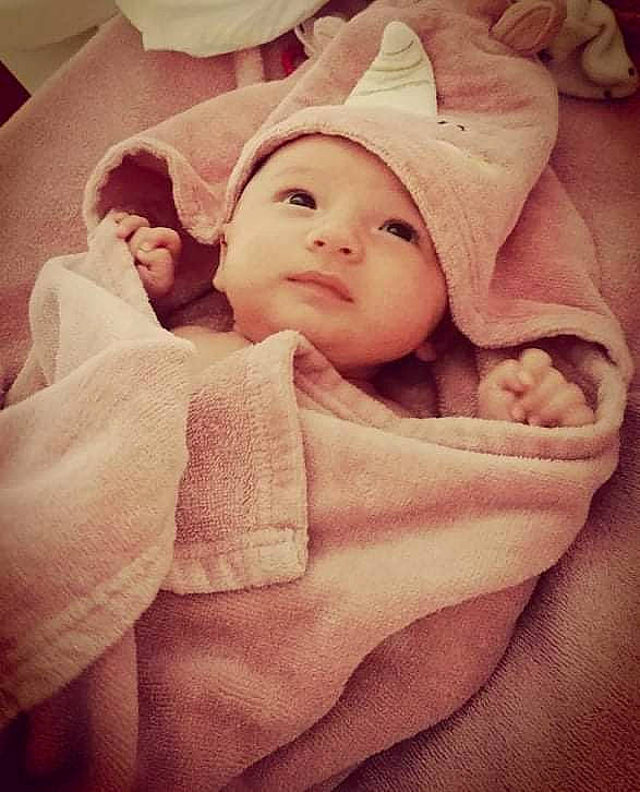 Pipa participe au concours pour gagner de l'argent avec cette photo : baby, baby_sleeping, baby_toddler_clothing, cheek, child, chin, comfort, eyebrow, gesture, happy, headwear, linens, lip, mouth, nose, outerwear, person, skin, sleeve, smile