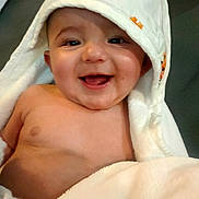 Adennis a rejoint le concours — aidez-le/la à gagner de superbes lots ! adorable, baby, bare_chest, bath_time, blanket, closeup, cozy, cute, eyes, happy, hooded_towel, indoor, infant, mouth_open, person, portrait, skin, smile, toothless_smile, towel