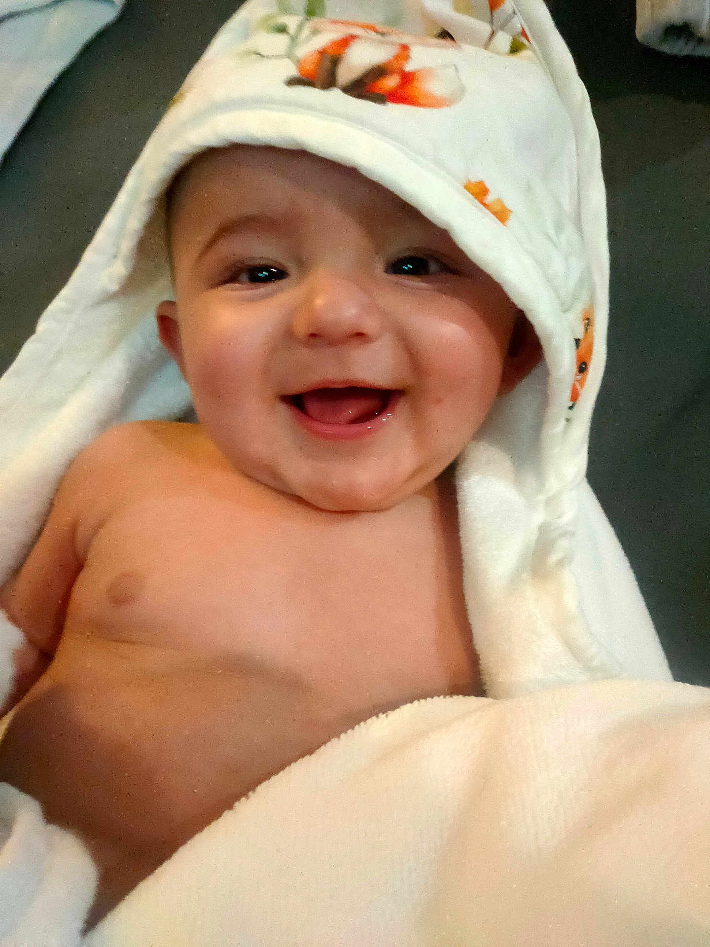 Adennis a rejoint le concours — aidez-le/la à gagner de superbes lots ! adorable, baby, bare_chest, bath_time, blanket, closeup, cozy, cute, eyes, happy, hooded_towel, indoor, infant, mouth_open, person, portrait, skin, smile, toothless_smile, towel