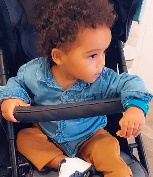 Felix a rejoint le concours — aidez-le/la à gagner de superbes lots ! afro, baby_toddler_clothing, car_seat, chair, cheek, chin, comfort, cool, electric_blue, fun, happy, human_leg, lap, leg, person, sitting, skin, t_shirt, thigh, thumb