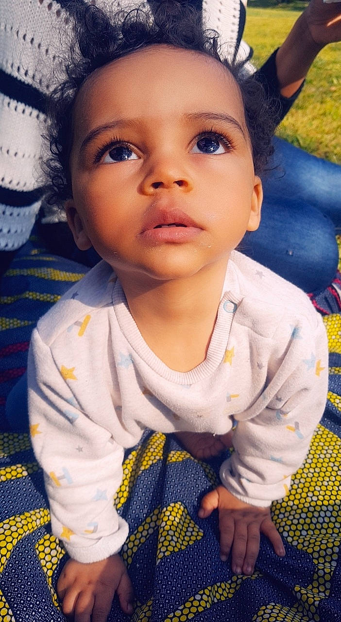 Felix a rejoint le concours — aidez-le/la à gagner de superbes lots ! baby_toddler_clothing, blue, cheek, child, chin, eye, eyelash, face, happy, headgear, iris, lip, nose, organ, person, photograph, skin, sleeve, smile, toddler