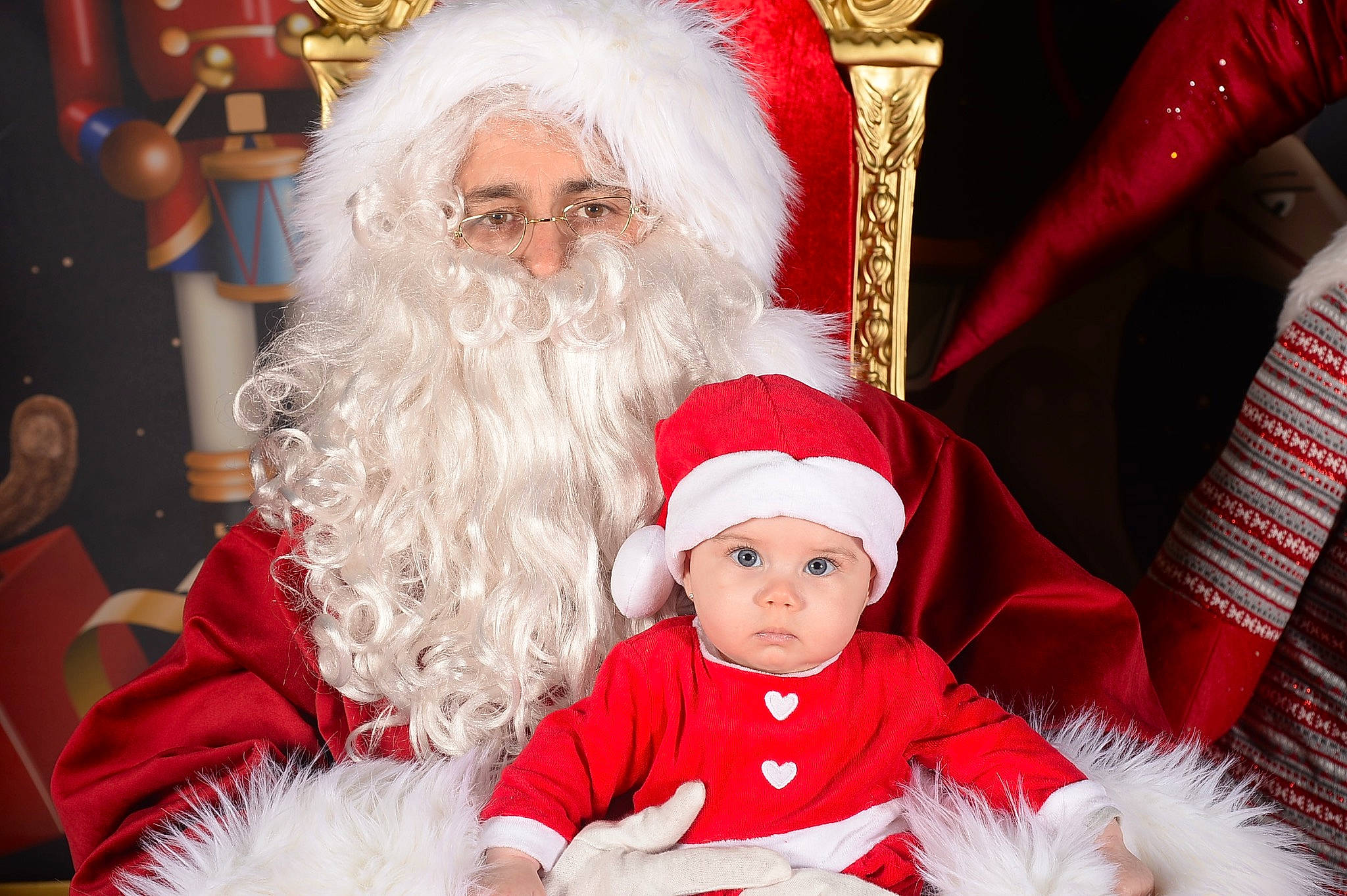 Lyanna participe au concours pour gagner de l'argent avec cette photo : baby, beard, christmas, christmas_eve, costume_hat, event, facial_hair, fictional_character, fun, fur, happy, hat, headwear, holiday, human_body, lap, organ, person, red, santa_claus