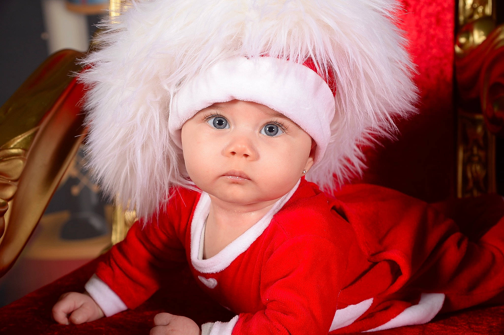 Lyanna a rejoint le concours — aidez-le/la à gagner de superbes lots ! baby, baby_toddler_clothing, cap, christmas, christmas_eve, costume_hat, event, eye, fun, fur, fur_clothing, happy, hat, headwear, holiday, lip, person, santa_claus, skin, sleeve