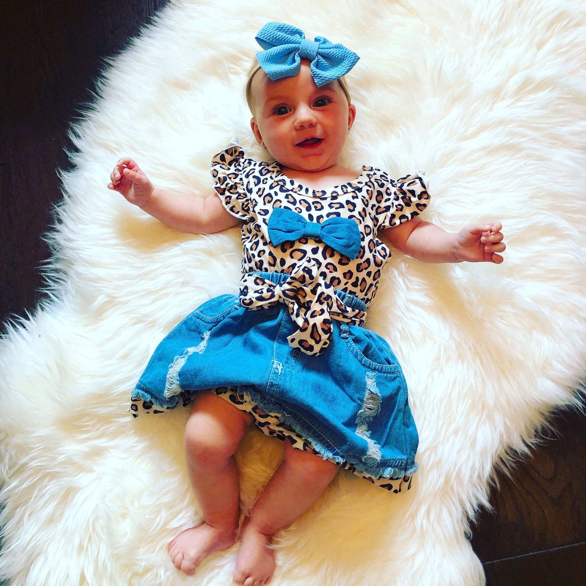 Melania is registered to the contest to win money with this photo: baby_toddler_clothing, barefoot, blue, costume_hat, day_dress, dress, embellishment, event, fashion_design, fawn, fur, headgear, headpiece, headwear, human_body, jewellery, necklace, person, pink, skin