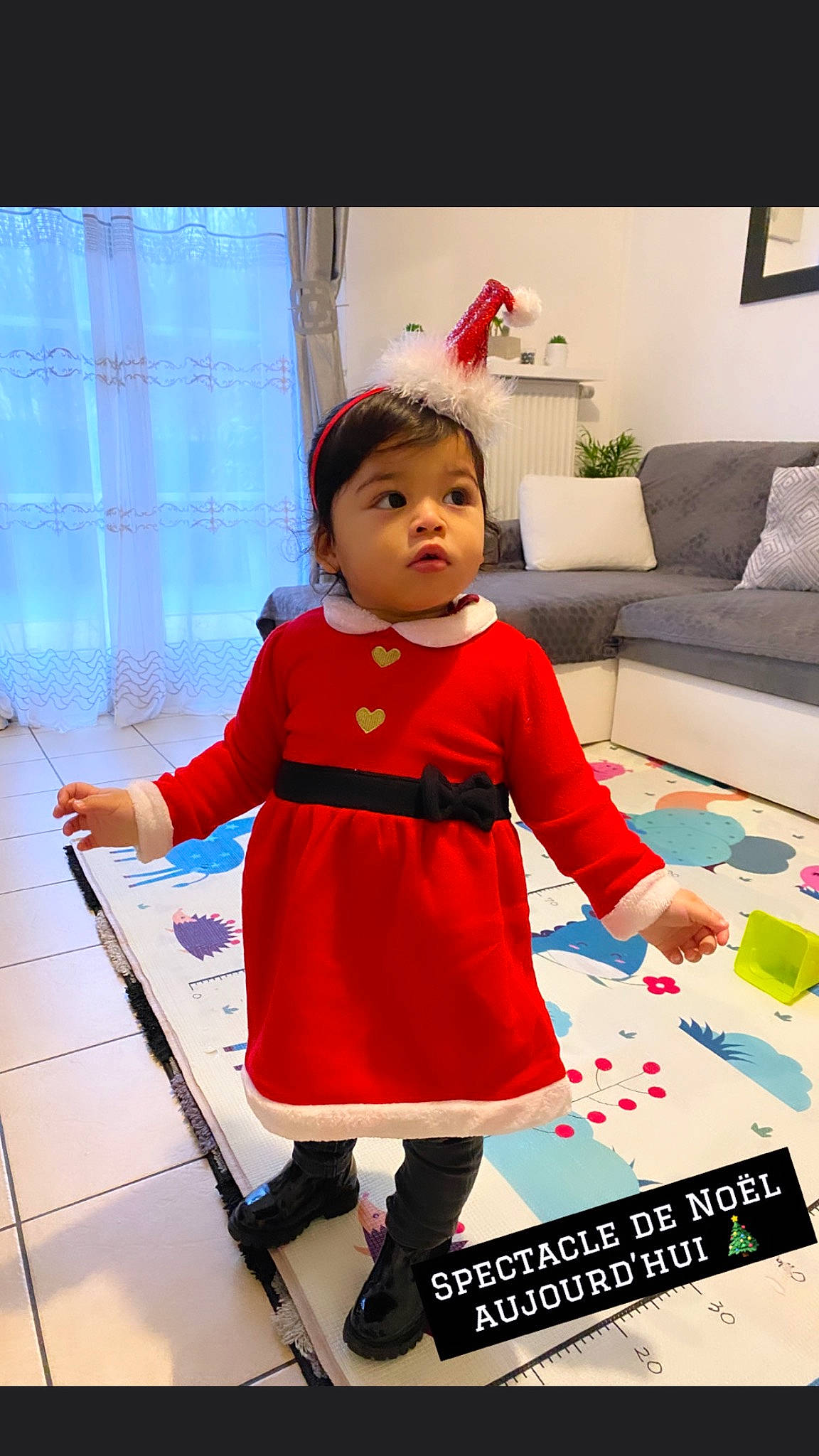 Miya participe au concours pour gagner de l'argent avec cette photo : baby, baby_toddler_clothing, boot, child, couch, dress, event, fashion_design, flooring, fun, happy, human_leg, leisure, magenta, pattern, person, pillow, room, sleeve, studio_couch
