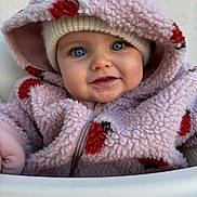 Noa a rejoint le concours — aidez-le/la à gagner de superbes lots ! baby, infant, child, face, blue_eyes, hood, fleece_jacket, pink_clothing, hat, smile, cheeks, closeup, portrait, adorable, cozy, pattern, zipper, highchair, hand, skin