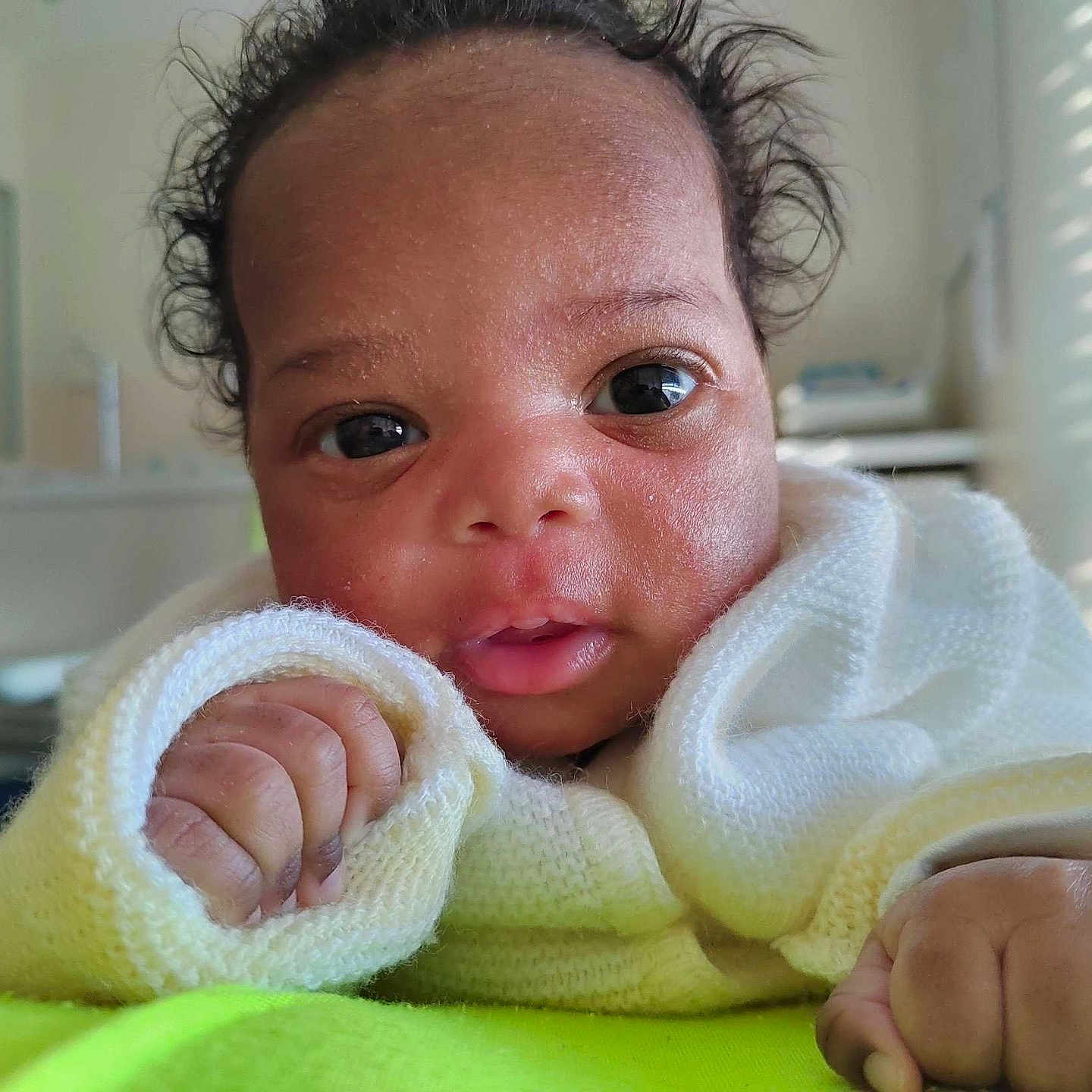 Amaryllis participe au concours pour gagner de l'argent avec cette photo : baby, babylaughing, blanket, bodypart, clothing, face, finger, hand, happy, head, indoors, knitwear, newborn, person, photography, portrait, quilt, smile, sweater, towel