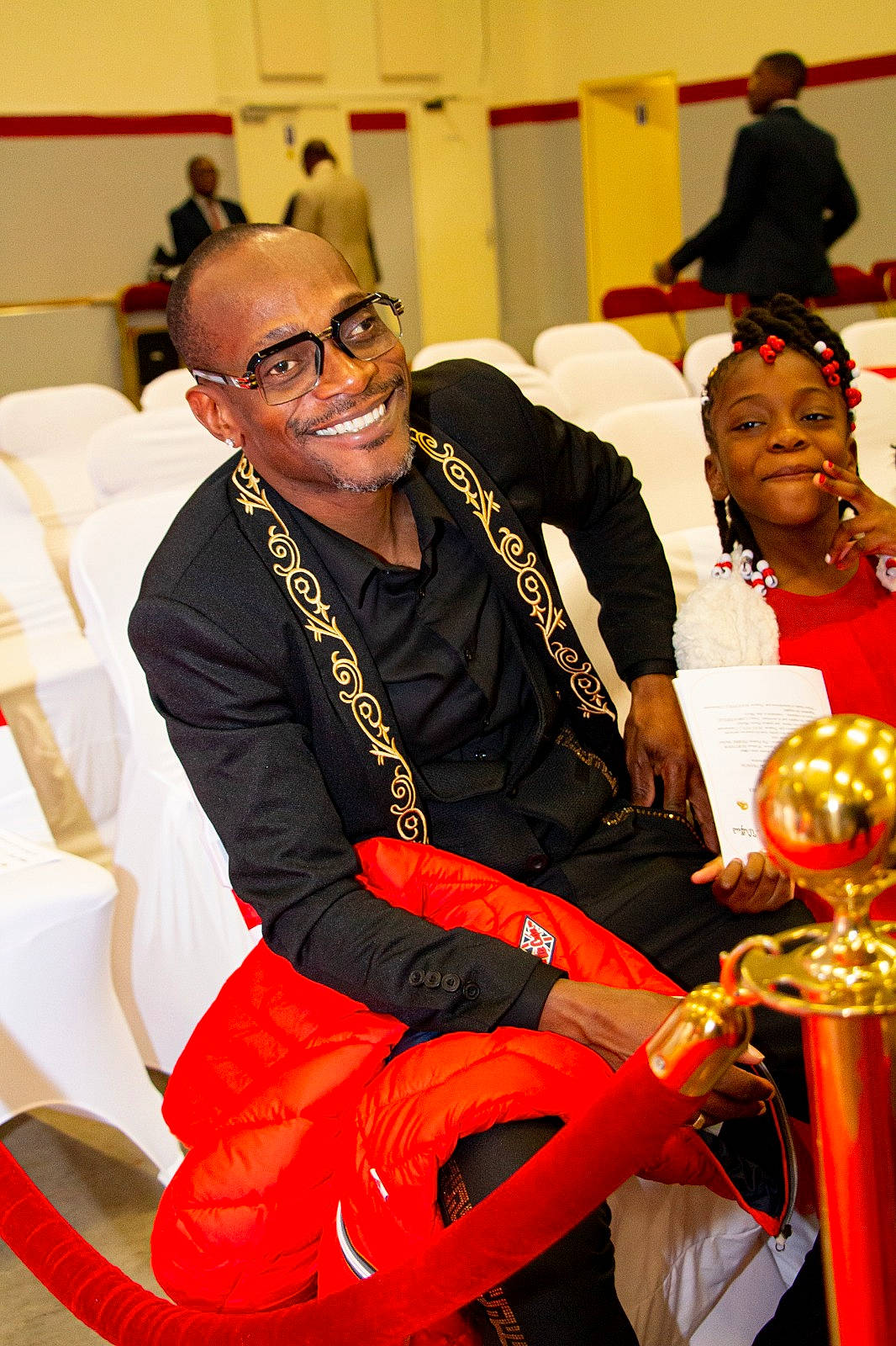 Gabrielle participe au concours pour gagner de l'argent avec cette photo : automotive_design, belt, boot, chair, costume, event, eyewear, fashion_design, formal_wear, fun, glasses, hairstyle, happy, hat, jewellery, joy, person, sitting, smile, tie