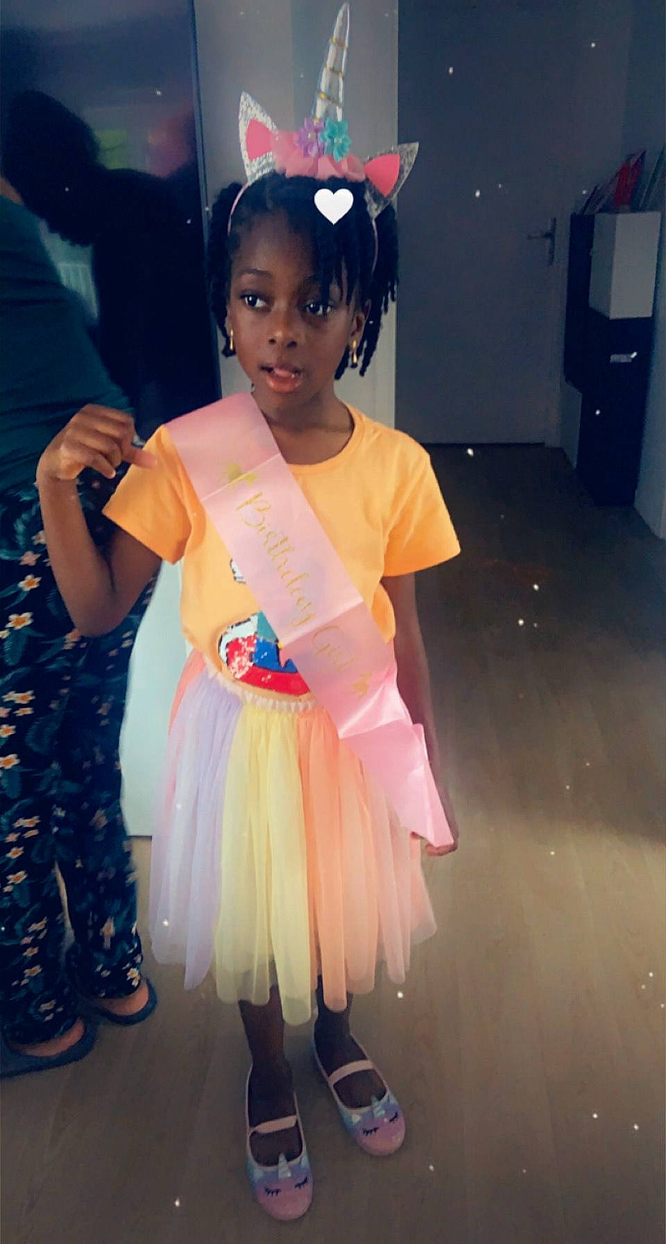 Gabrielle participe au concours pour gagner de l'argent avec cette photo : ballet_tutu, child, cool, costume, electric_blue, entertainment, event, fashion_accessory, fashion_design, feather, flooring, formal_wear, fun, happy, human_leg, jewellery, magenta, necklace, person, toddler