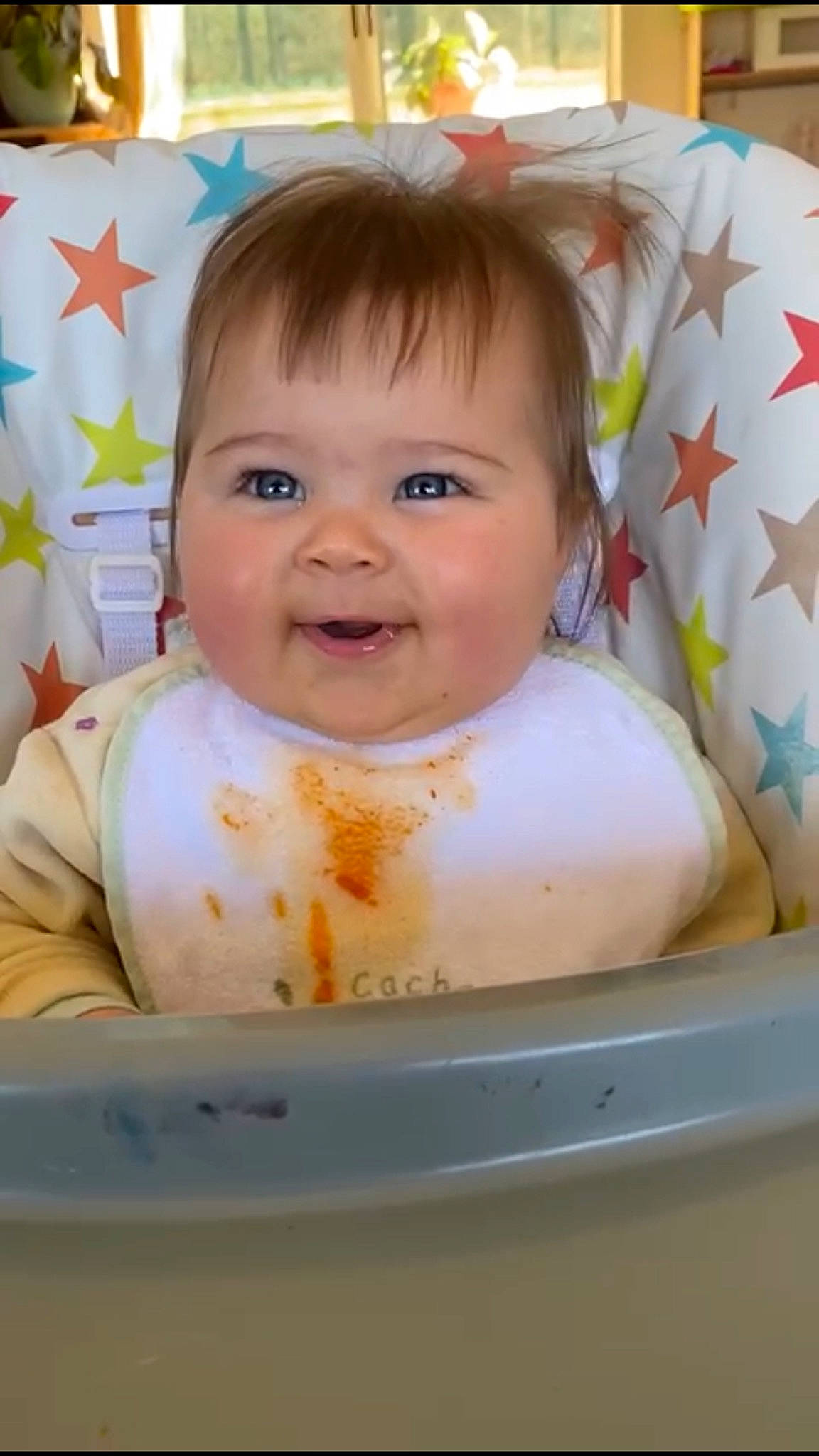 Elisa a rejoint le concours — aidez-le/la à gagner de superbes lots ! baby, baby_toddler_clothing, bib, cheek, child, dishware, drinkware, eyelash, fun, happy, iris, joy, linens, person, serveware, sitting, skin, sleeve, smile, sweetness