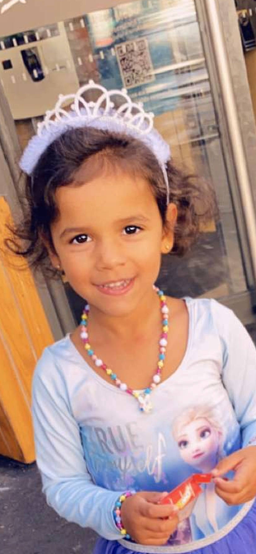 Siana a rejoint le concours — aidez-le/la à gagner de superbes lots ! beauty, child, chin, event, eyebrow, eyelash, facial_expression, fun, happy, headpiece, iris, jewellery, joy, lip, organ, person, skin, sleeve, smile, t_shirt