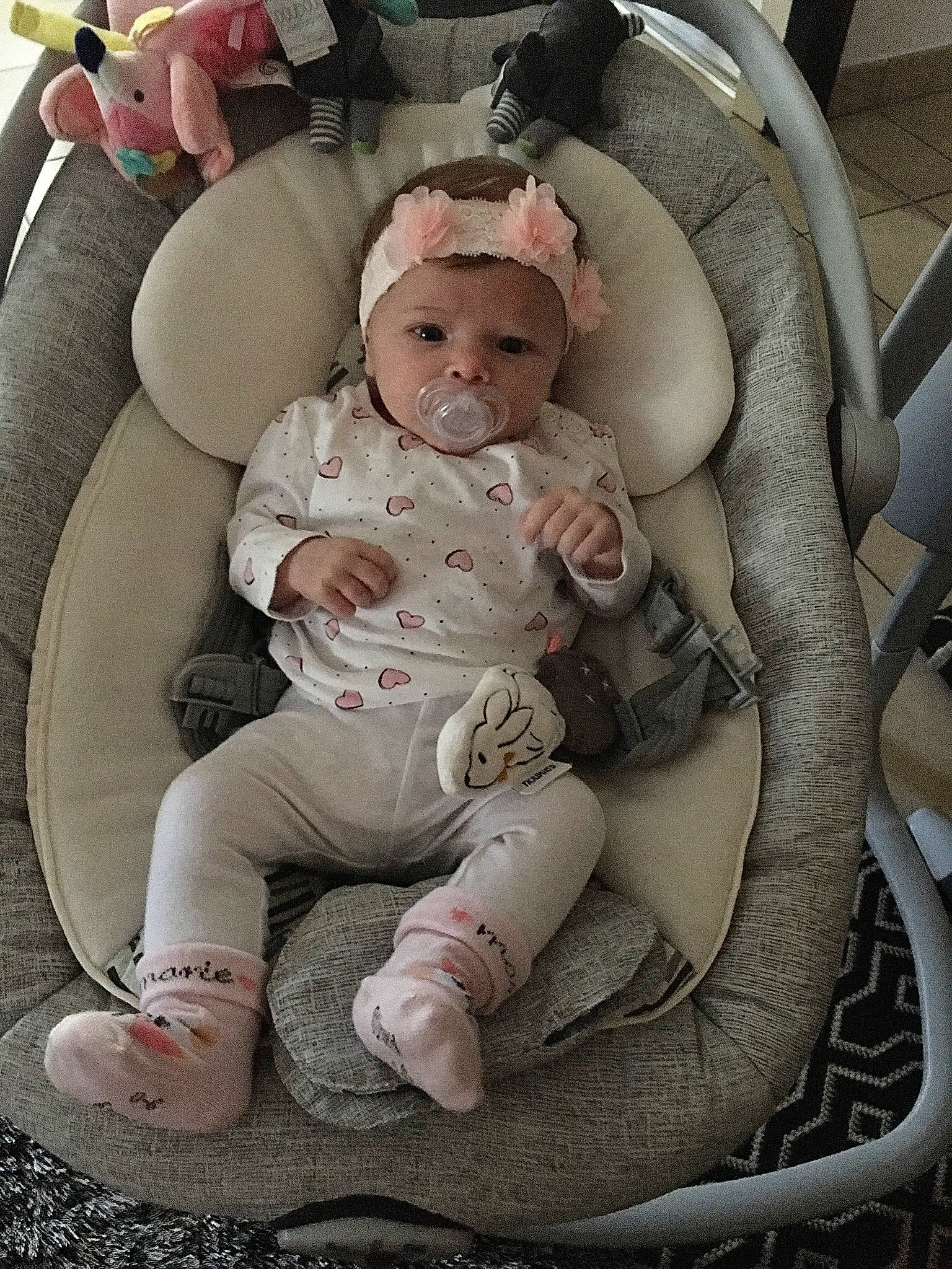 Leïa participe au concours pour gagner de l'argent avec cette photo : baby, baby_in_car_seat, baby_products, car_seat, child, comfort, leg, person, product, sitting, toddler