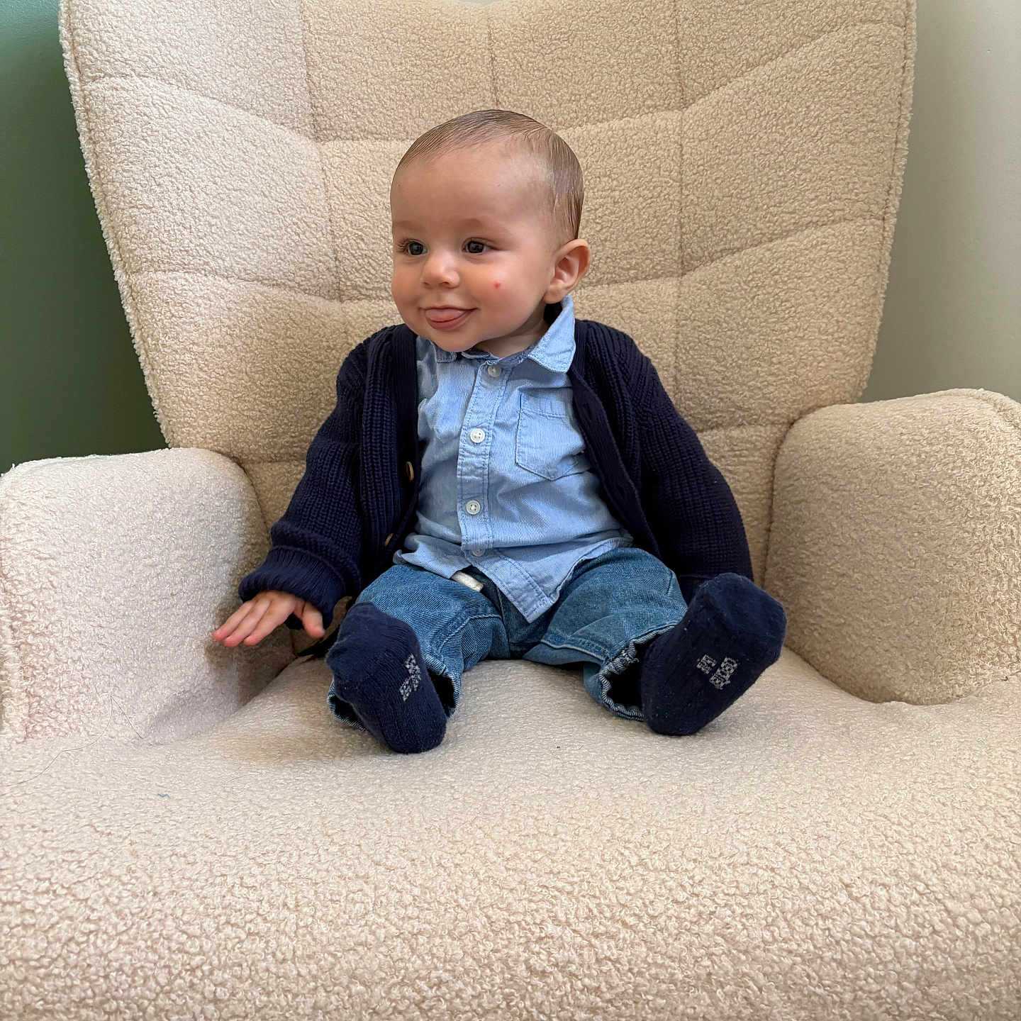Raphaël participe au concours pour gagner de l'argent avec cette photo : armchair, baby, blue_shirt, cardigan, casual_clothing, child, cozy, cute, furniture, happy, home, indoor, jeans, person, playful, seated, smiling, socks, tongue_out, young