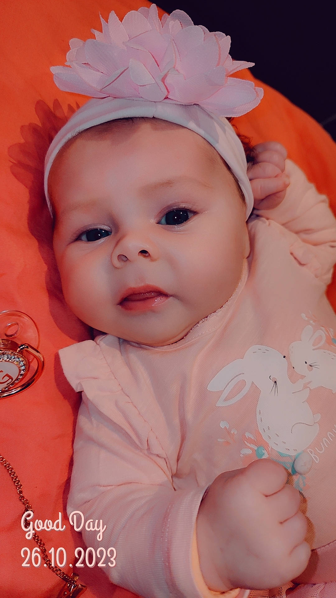 Giullia a rejoint le concours — aidez-le/la à gagner de superbes lots ! baby, baby_toddler_clothing, cap, child, dress, event, eyelash, fashion_accessory, hair_accessory, happy, headband, headgear, headpiece, headwear, iris, lip, peach, person, pink, skin