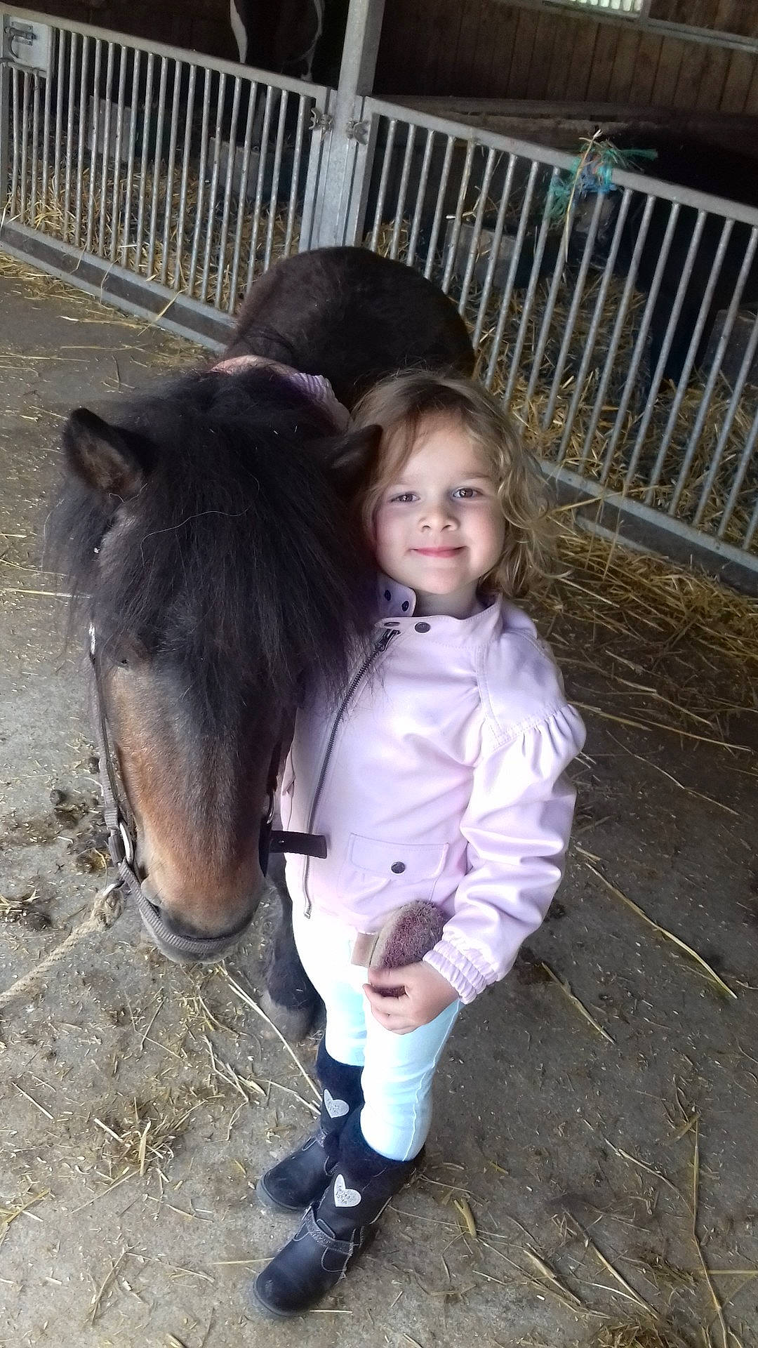 Alicia a rejoint le concours — aidez-le/la à gagner de superbes lots ! child, horse, horse_like_mammal, joy, mammal