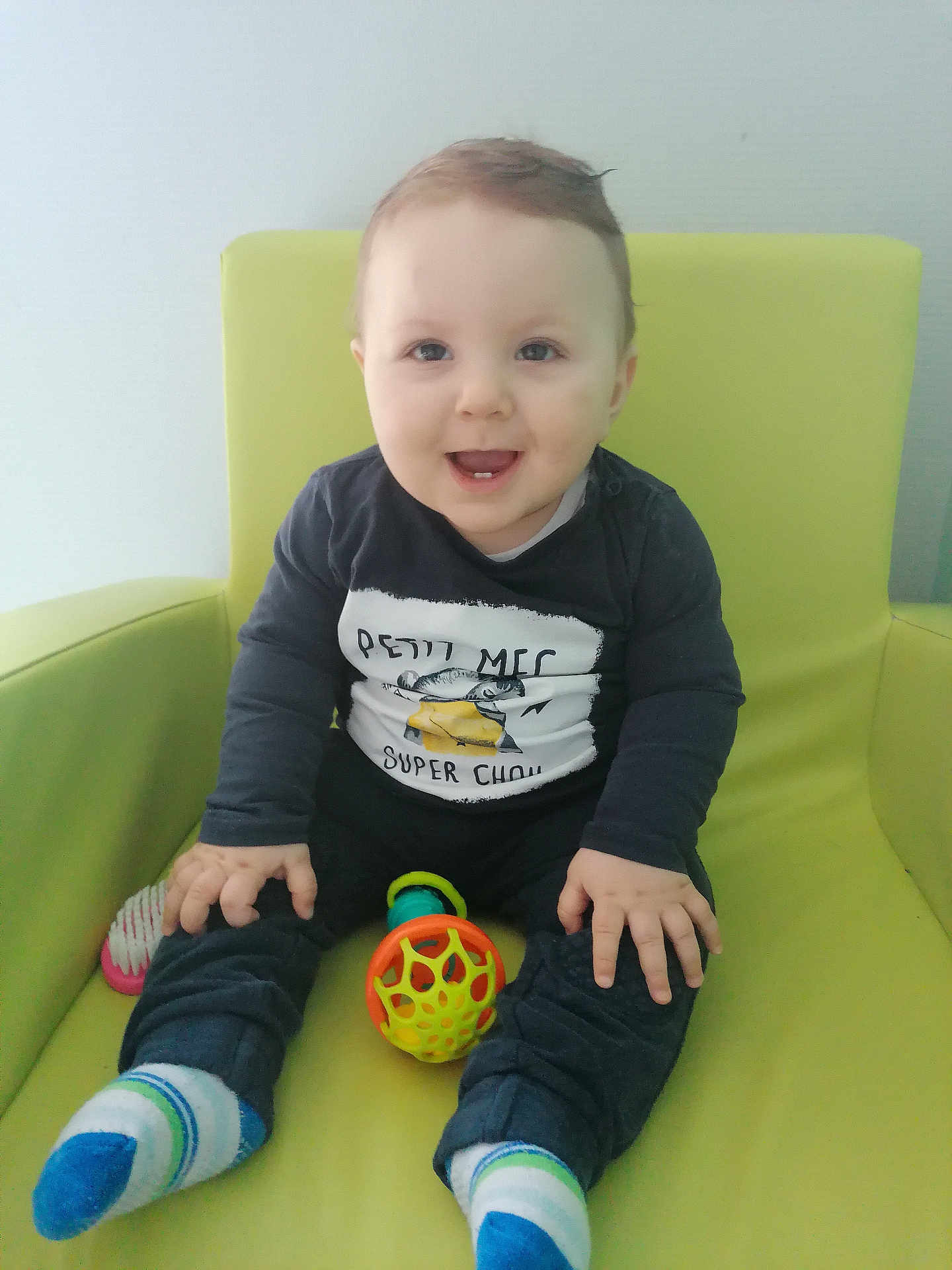 Kaydon participe au concours pour gagner de l'argent avec cette photo : baby, child, smiling, sitting, toy, chair, clothing, happy, indoor, cute, person, portrait, sock, face, hand, feet, playful, infant, bright, comfort