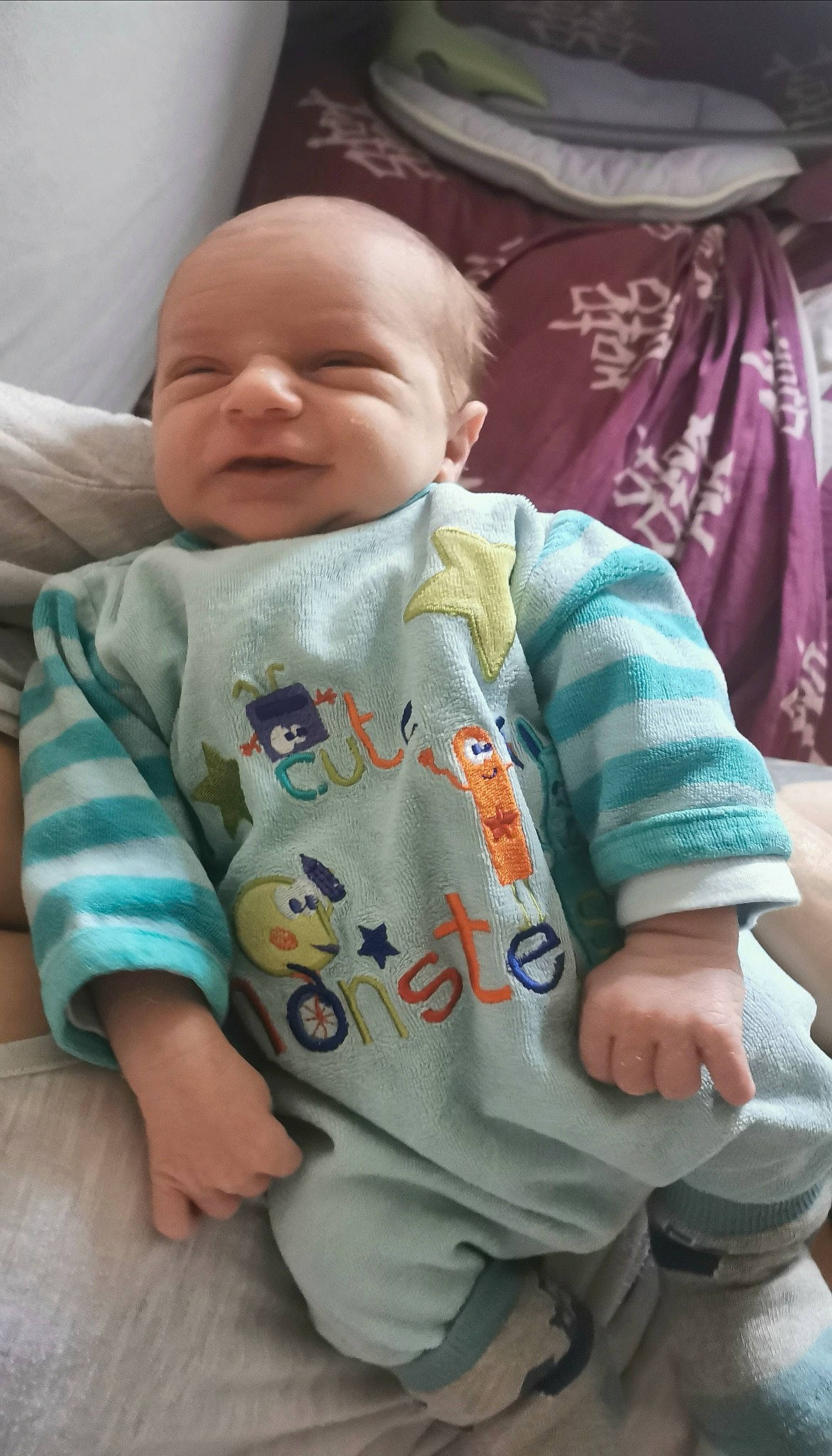 Khris a rejoint le concours — aidez-le/la à gagner de superbes lots ! arm, baby, baby_toddler_clothing, cheek, child, chin, comfort, eye, face, finger, hand, head, mouth, nose, person, product, skin, sleeve, smile, textile