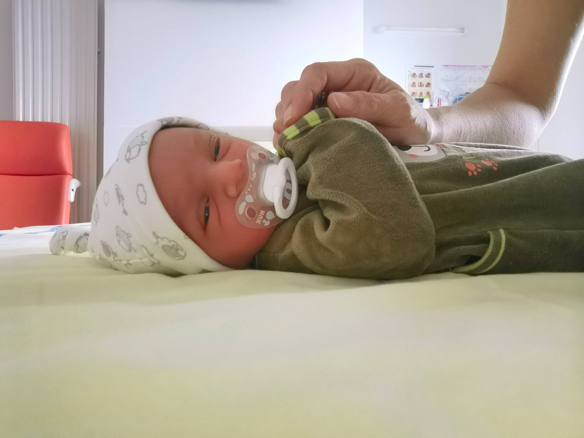 Khris a rejoint le concours — aidez-le/la à gagner de superbes lots ! arm, baby, bed, bedding, comfort, elbow, eye, finger, flooring, gesture, hand, headwear, hospital, human_body, human_leg, knee, linens, person, smile, toddler