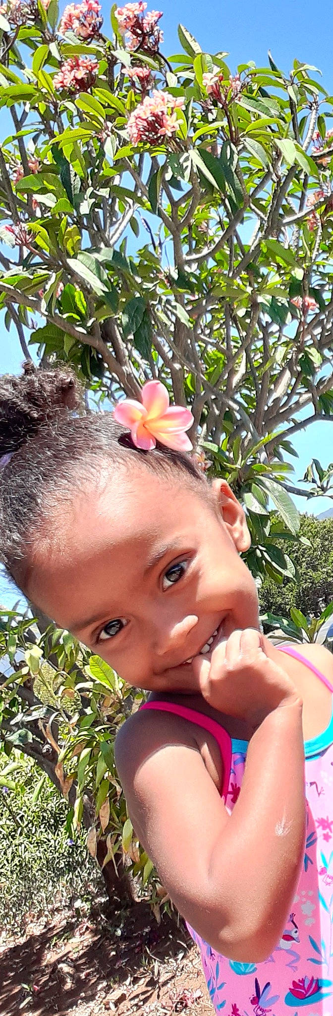 Anaya a rejoint le concours — aidez-le/la à gagner de superbes lots ! baby, baby_toddler_clothing, brown, cheek, ear, flower, happy, joy, mouth, nose, person, petal, plant, terrestrial_plant, toddler, tongue