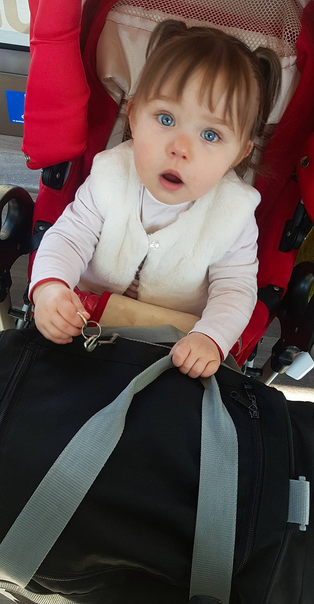 Leïla a rejoint le concours — aidez-le/la à gagner de superbes lots ! auto_part, baby, baby_carriage, baby_products, cheek, child, person, product, sitting, skin, smile, surprise, toddler