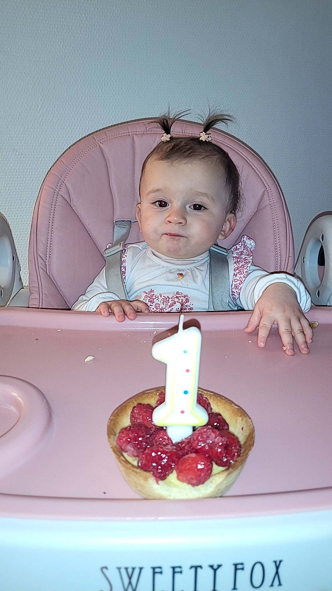 Sya a rejoint le concours — aidez-le/la à gagner de superbes lots ! baby, baked_goods, baking, birthday, birthday_cake, birthday_candle, buttercream, cake, cake_decorating, candle, dishware, event, food, person, pink, plate, sugar_cake, sugar_paste, sweetness, tableware