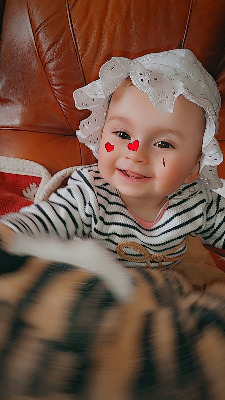 Sya a rejoint le concours — aidez-le/la à gagner de superbes lots ! baby_toddler_clothing, cheek, child, costume_hat, eye, eyebrow, flash_photography, fun, happy, hat, headgear, headpiece, headwear, joy, lip, mouth, pattern, person, skin, sleeve