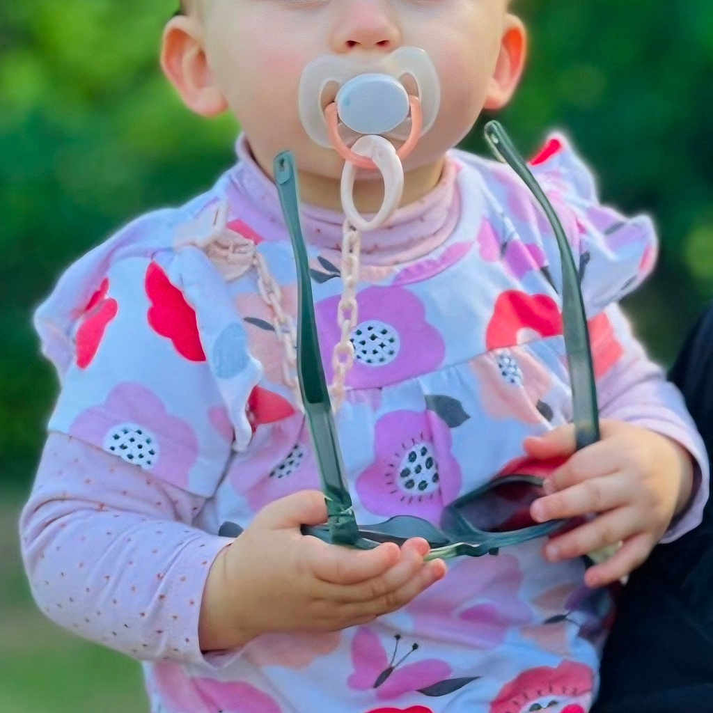 Sya a rejoint le concours — aidez-le/la à gagner de superbes lots ! baby, biting, clothing, coat, face, happy, head, jacket, person, photography, portrait, sitting, sleeve, stethoscope