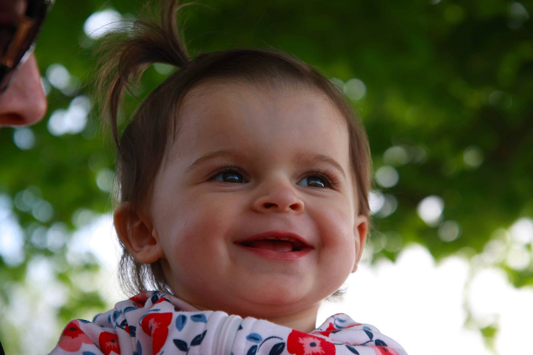 Leïla a rejoint le concours — aidez-le/la à gagner de superbes lots ! baby, baby_toddler_clothing, cheek, child, eyelash, fun, grass, happy, iris, joy, leisure, lip, nose, pattern, people_in_nature, person, plant, skin, smile, toddler