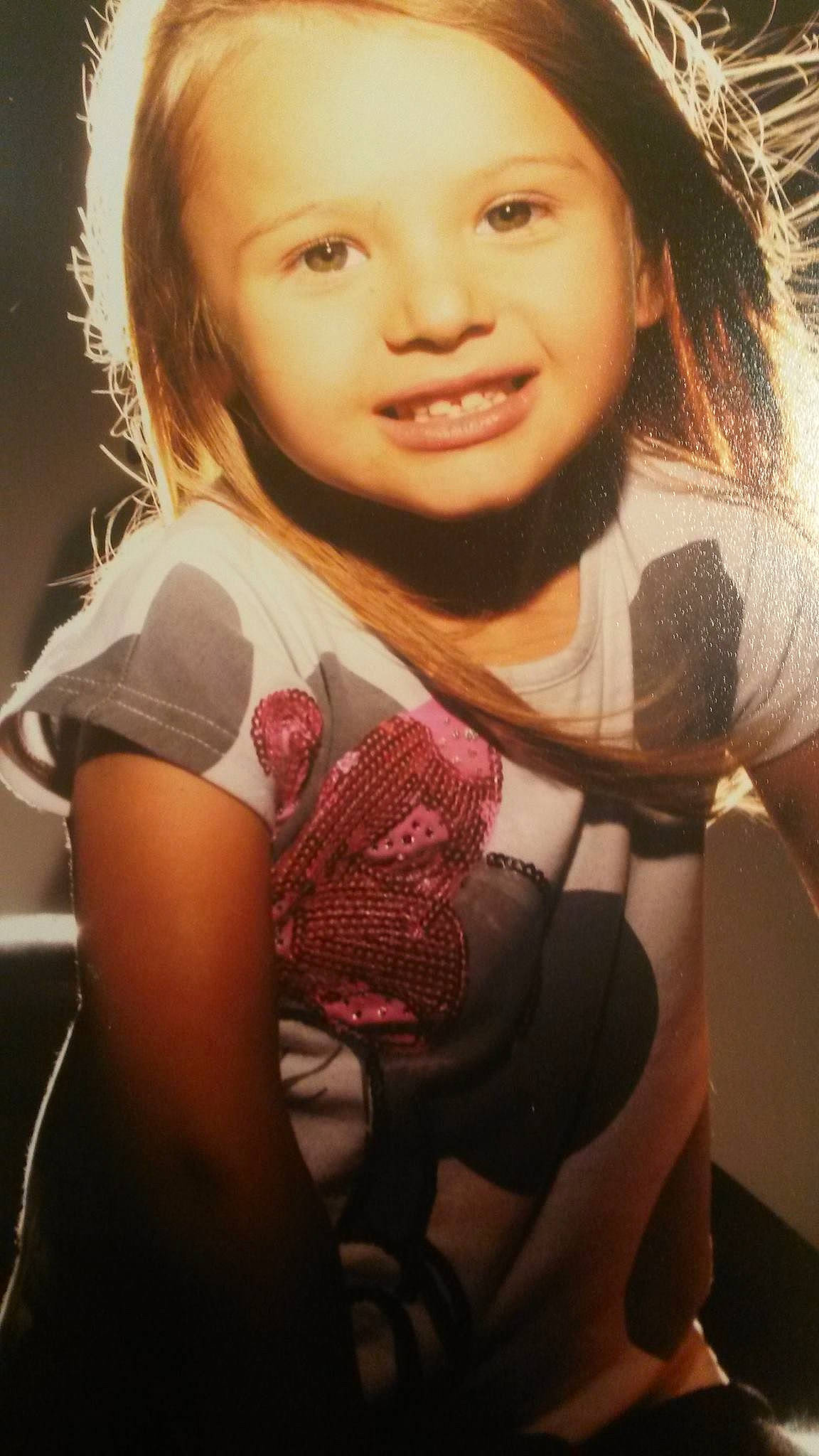 Luna a rejoint le concours — aidez-le/la à gagner de superbes lots ! abdomen, arm, brown_hair, child, child_model, girl, human_hair_color, joy, lip, long_hair, person, smile