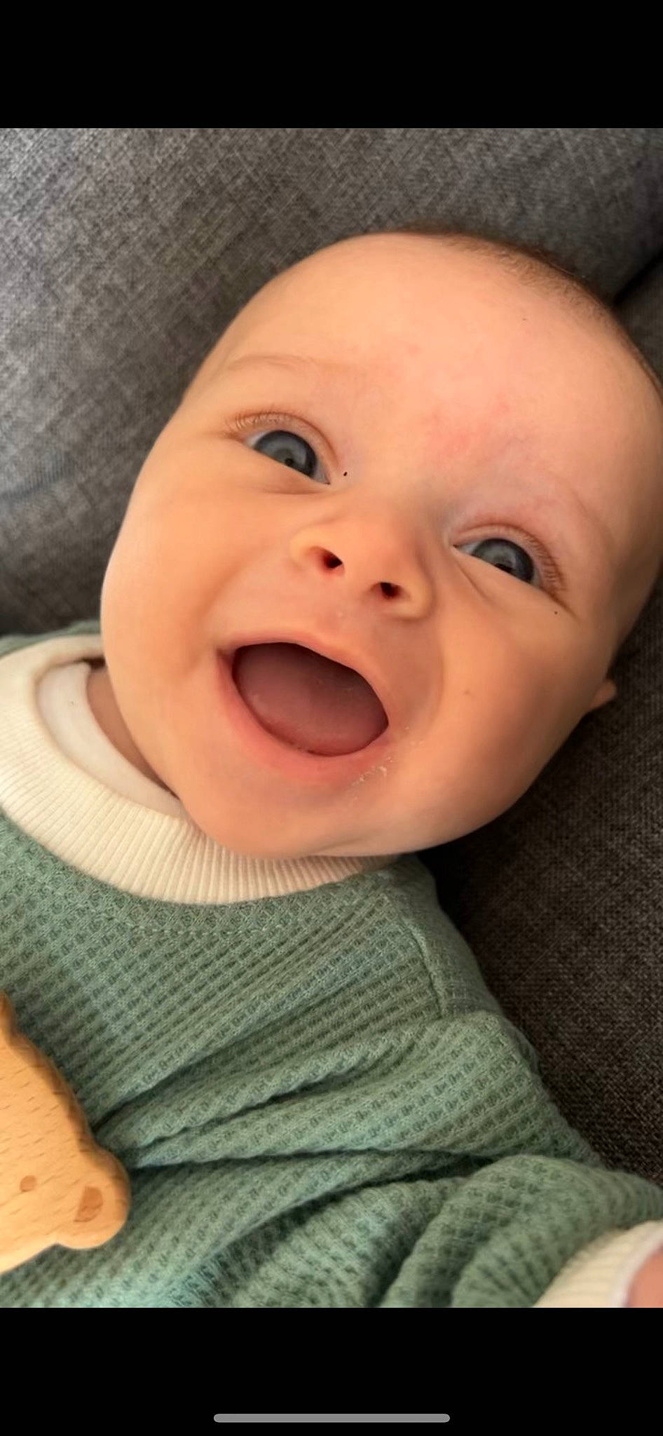 Arès participe au concours pour gagner de l'argent avec cette photo : baby, baby_laughing, cheek, chin, comfort, eyebrow, face, finger, gesture, happy, iris, lip, mouth, nose, person, pink, skin, sleeve, smile, toddler