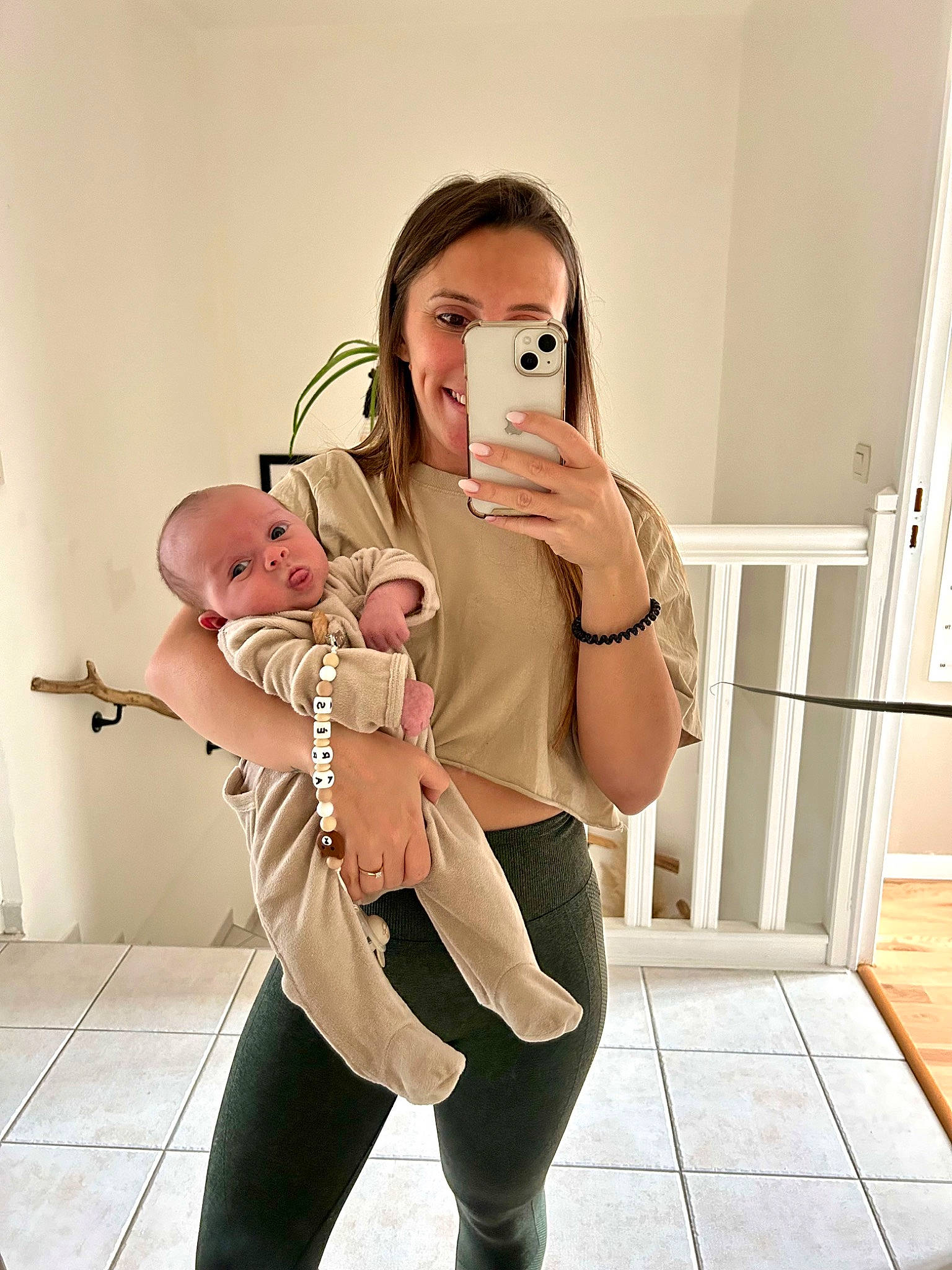 Arès a rejoint le concours — aidez-le/la à gagner de superbes lots ! abdomen, baby, event, eye, fawn, flash_photography, gesture, hairstyle, happy, human_leg, jewellery, joint, joy, knee, leg, person, shoulder, skin, stomach, thigh