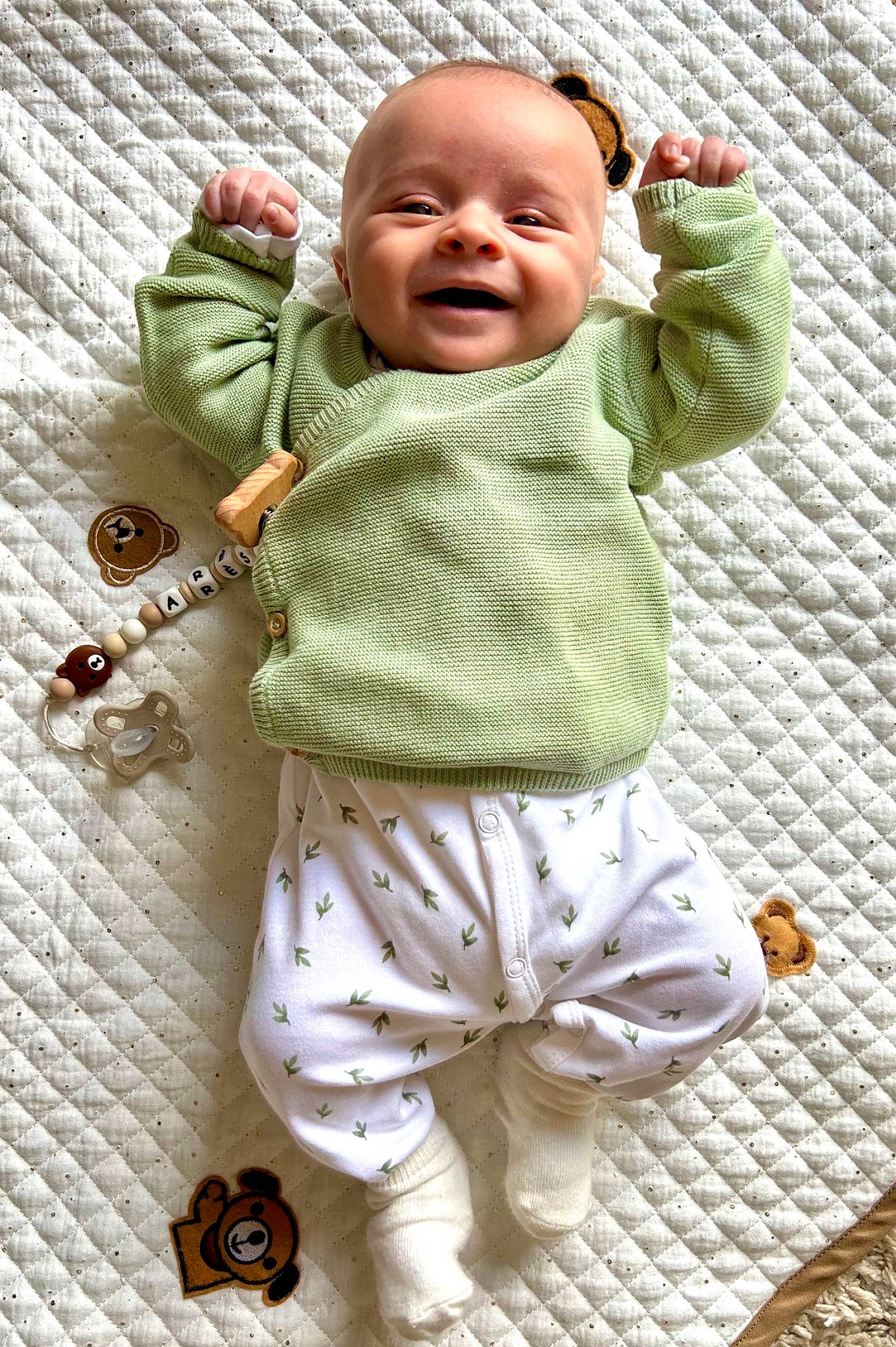 Arès a rejoint le concours — aidez-le/la à gagner de superbes lots ! arm, baby, baby_products, baby_toddler_clothing, child, collar, comfort, grass, happy, linens, pattern, people_in_nature, person, pink, play, skin, sleeve, smile, thumb, toddler