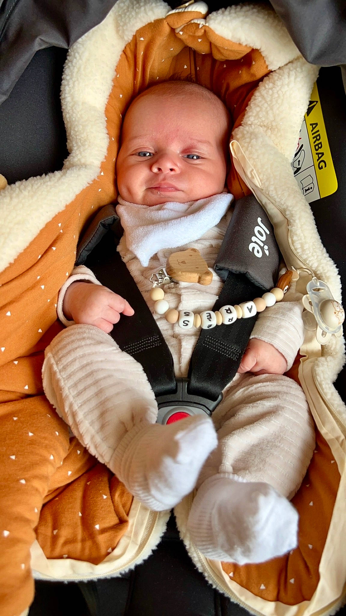 Arès a rejoint le concours — aidez-le/la à gagner de superbes lots ! baby, baby_carriage, baby_toddler_clothing, chair, cheek, child, comfort, eye, hand, happy, head, jacket, organ, outerwear, person, seat_belt, sitting, skin, sleeve, textile