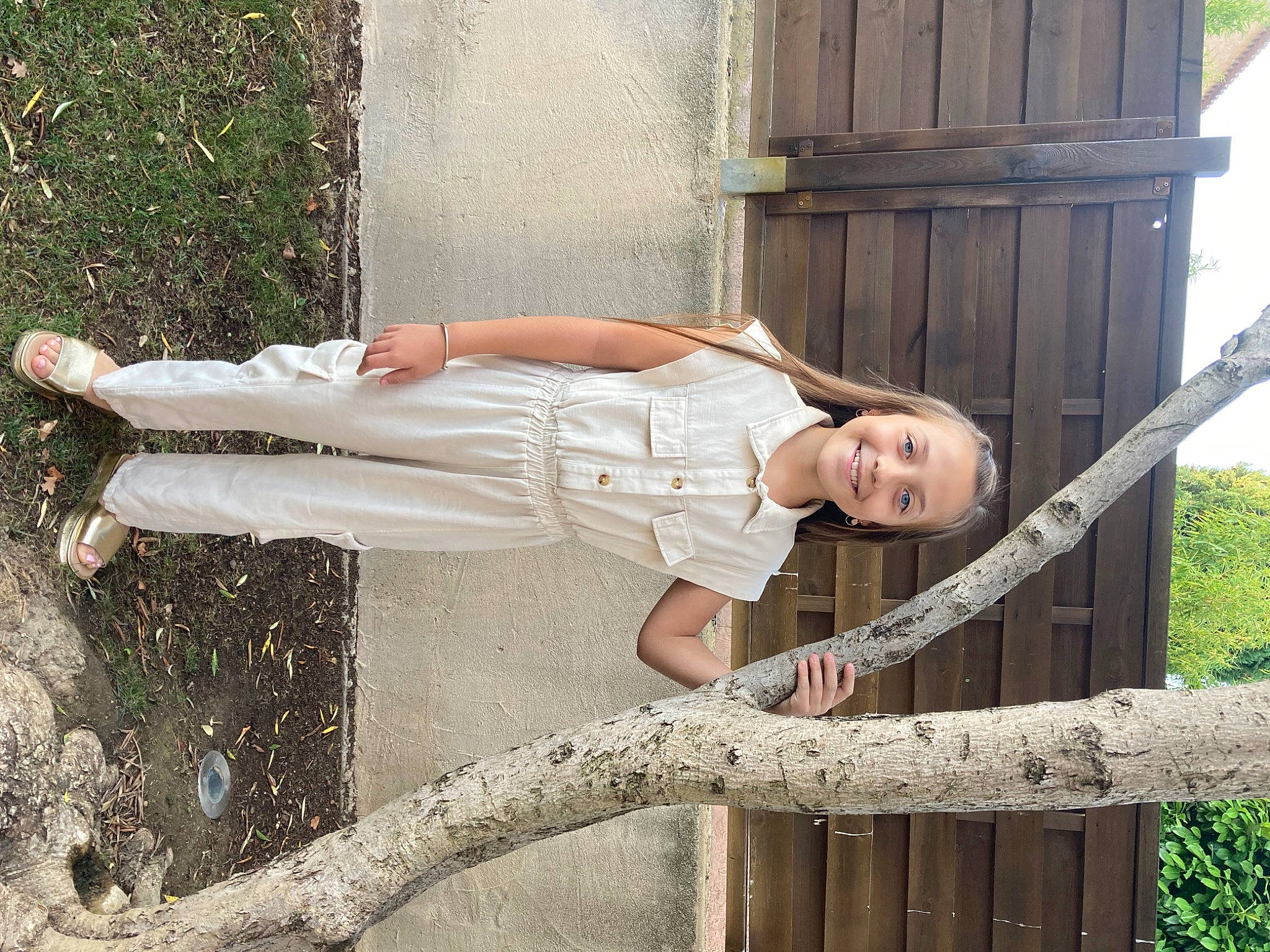 Stella participe au concours pour gagner de l'argent avec cette photo : eyewear, flash_photography, fun, grass, handrail, happy, human_leg, joy, landscape, leisure, people_in_nature, person, photo_shoot, plant, sandal, sitting, sunglasses, thigh, tree, waist