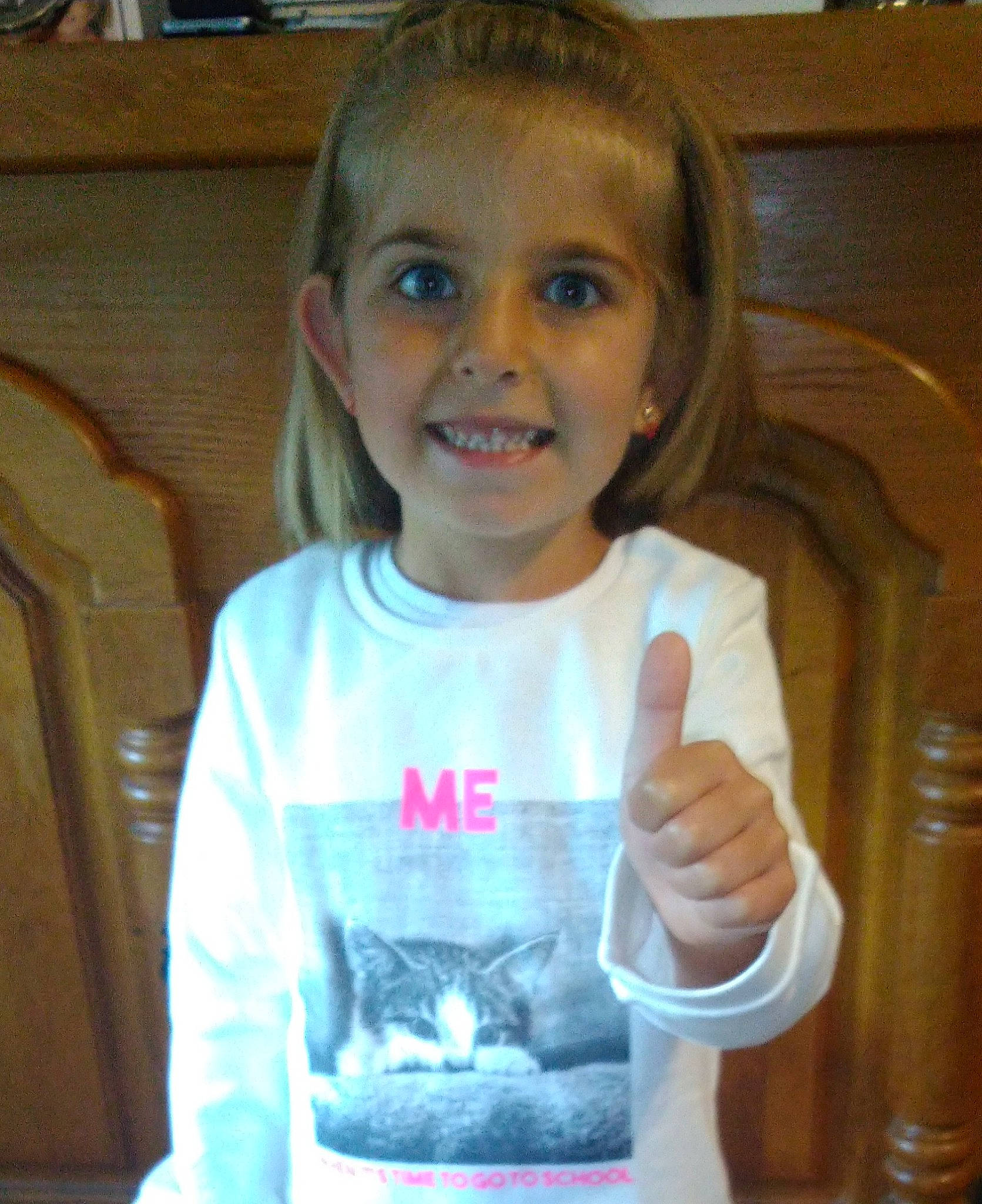 GwenaËlle a rejoint le concours — aidez-le/la à gagner de superbes lots ! arm, child, finger, fun, gesture, hand, joy, organ, person, smile, t_shirt, thumb, toddler, tooth, top