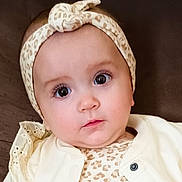 Jade a rejoint le concours — aidez-le/la à gagner de superbes lots ! baby, infant, child, face, portrait, headband, bow, big_eyes, eyelashes, leopard_print, patterned_clothing, cardigan, cream_color, skin, close_up, cute, indoors, soft_lighting, brown_background, headshot