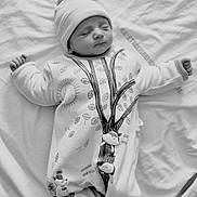 Jade participe au concours pour gagner de l'argent avec cette photo : baby, newborn, sleeping, onesie, hat, blanket, black_and_white, infant, child, cute, peaceful, clothing, animal_illustration, tree_illustration, soft_texture, portrait, indoors, resting, small_person, toddler