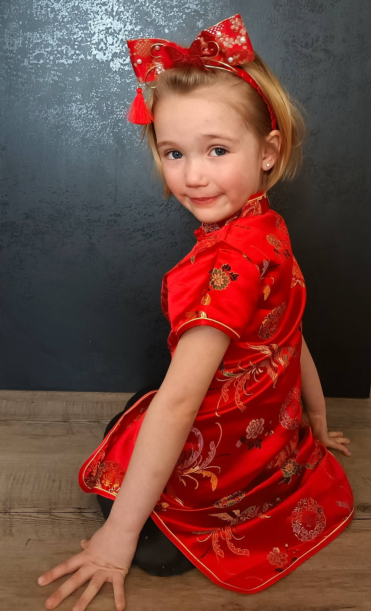 Thea participe au concours pour gagner de l'argent avec cette photo : baby_toddler_clothing, chin, day_dress, dress, eye, face, fashion, flash_photography, hair, hairstyle, happy, head, joy, lip, neck, person, pink, red, skin, sleeve