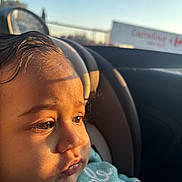 Nolhan participe au concours pour gagner de l'argent avec cette photo : toddler, child, face, car_seat, window, sunlight, shadow, clothing, person, portrait, indoor, closeup, expression, seat, car, head, hand, daylight, young_child, casual