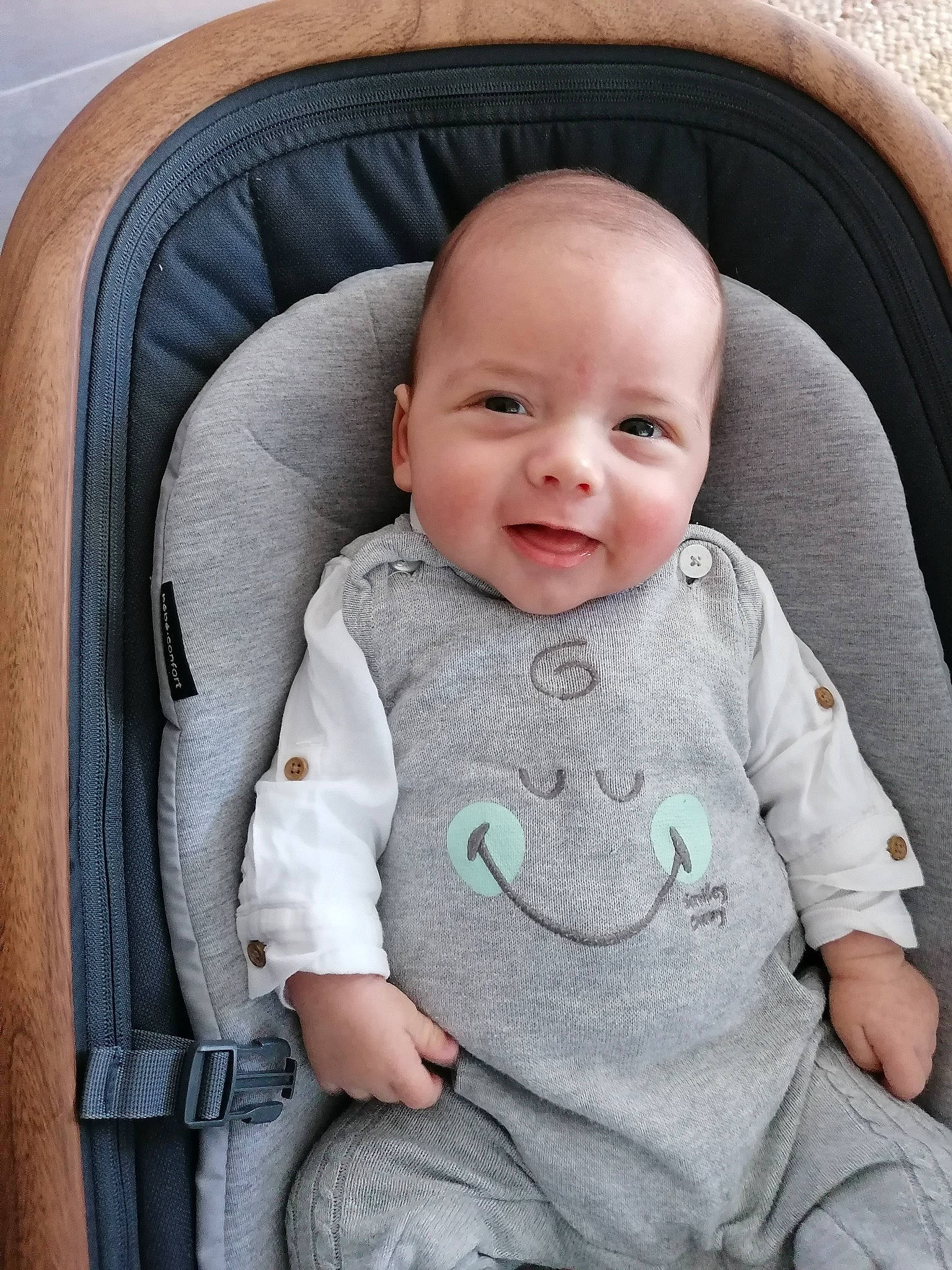 Charlie participe au concours pour gagner de l'argent avec cette photo : auto_part, baby, baby_toddler_clothing, car_seat, cheek, chin, comfort, eye, eyebrow, face, grey, head, iris, nose, outerwear, person, product, skin, sleeve, smile