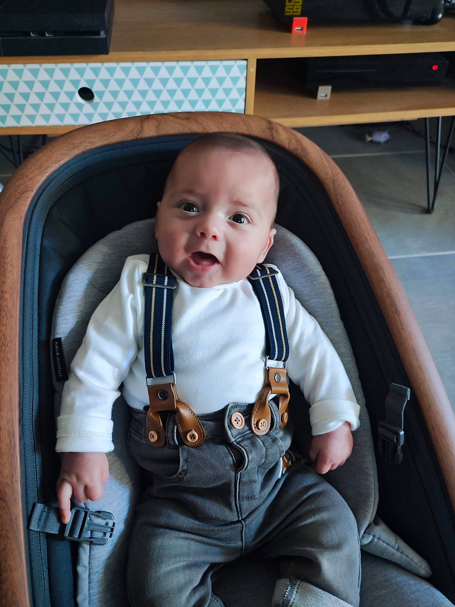 Charlie participe au concours pour gagner de l'argent avec cette photo : auto_part, baby, baby_carriage, baby_products, baby_toddler_clothing, bag, car_seat, chair, cheek, child, chin, comfort, eye, fun, iris, person, seat_belt, sitting, skin, smile