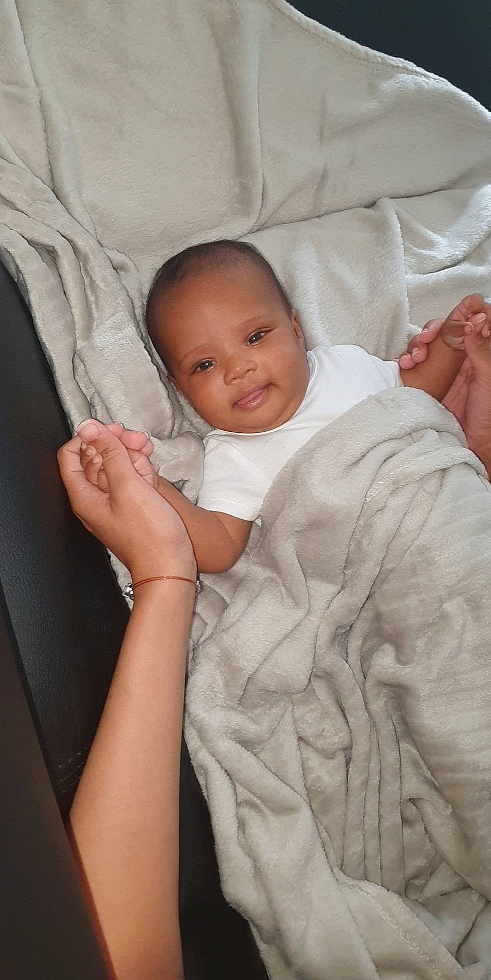 Aliyah a rejoint le concours — aidez-le/la à gagner de superbes lots ! baby, baby_toddler_clothing, bedding, bedtime, cheek, child, comfort, event, eyebrow, finger, gesture, happy, linens, lip, person, sitting, skin, sleeve, smile, textile