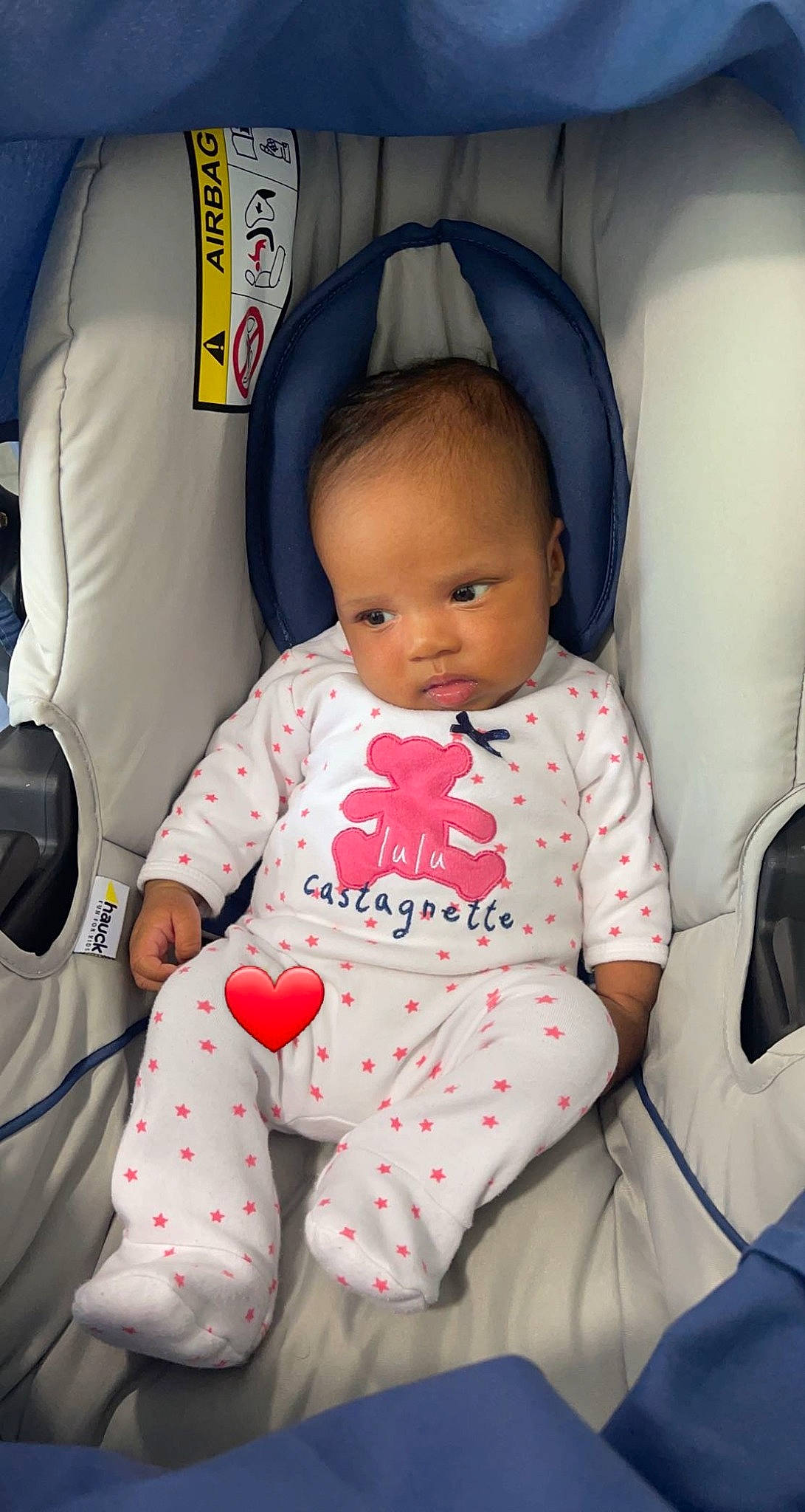 Aliyah a rejoint le concours — aidez-le/la à gagner de superbes lots ! baby, baby_carriage, baby_in_car_seat, baby_products, baby_toddler_clothing, car_seat, car_seat_cover, chair, child, comfort, facial_expression, fun, hairstyle, knee, lap, person, product, sitting, thigh, toddler