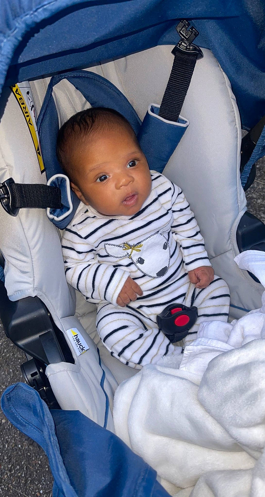 Aliyah participe au concours pour gagner de l'argent avec cette photo : auto_part, baby, baby_carriage, baby_in_car_seat, baby_products, baby_safety, baby_toddler_clothing, beauty, car_seat, child, comfort, electric_blue, fashion_accessory, fun, person, product, seat_belt, service, sitting, toddler