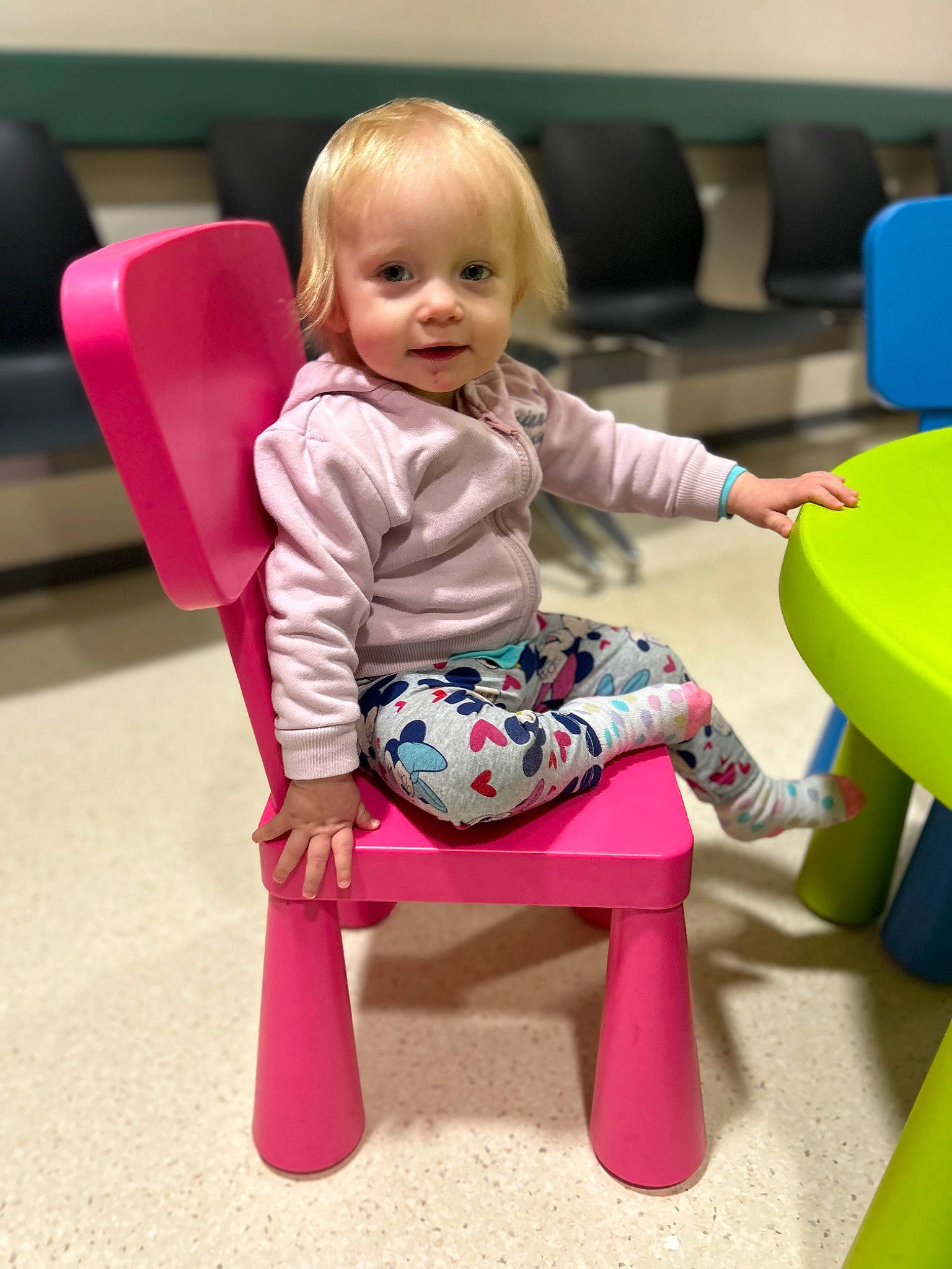 Athena a rejoint le concours — aidez-le/la à gagner de superbes lots ! baby, baby_toddler_clothing, chair, cheek, child, facial_expression, flooring, fun, hair, human_leg, joint, magenta, person, pink, sitting, sleeve, smile, sock, thigh, toddler