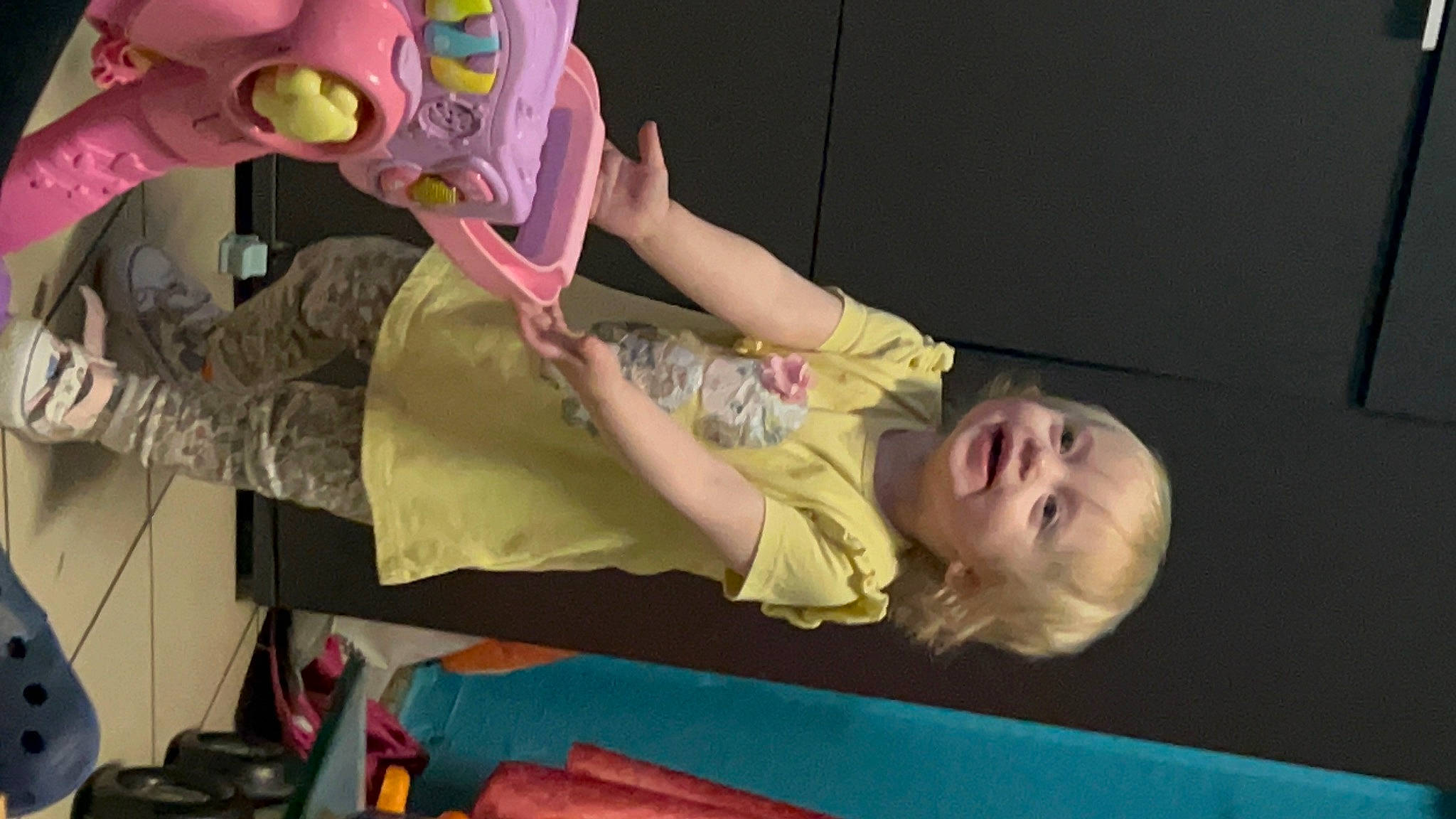 Athena participe au concours pour gagner de l'argent avec cette photo : baby, baby_products, baby_toys, child, event, finger, fun, hand, leisure, mouth, person, play, room, smile, t_shirt, thumb, toddler, vacation, wood