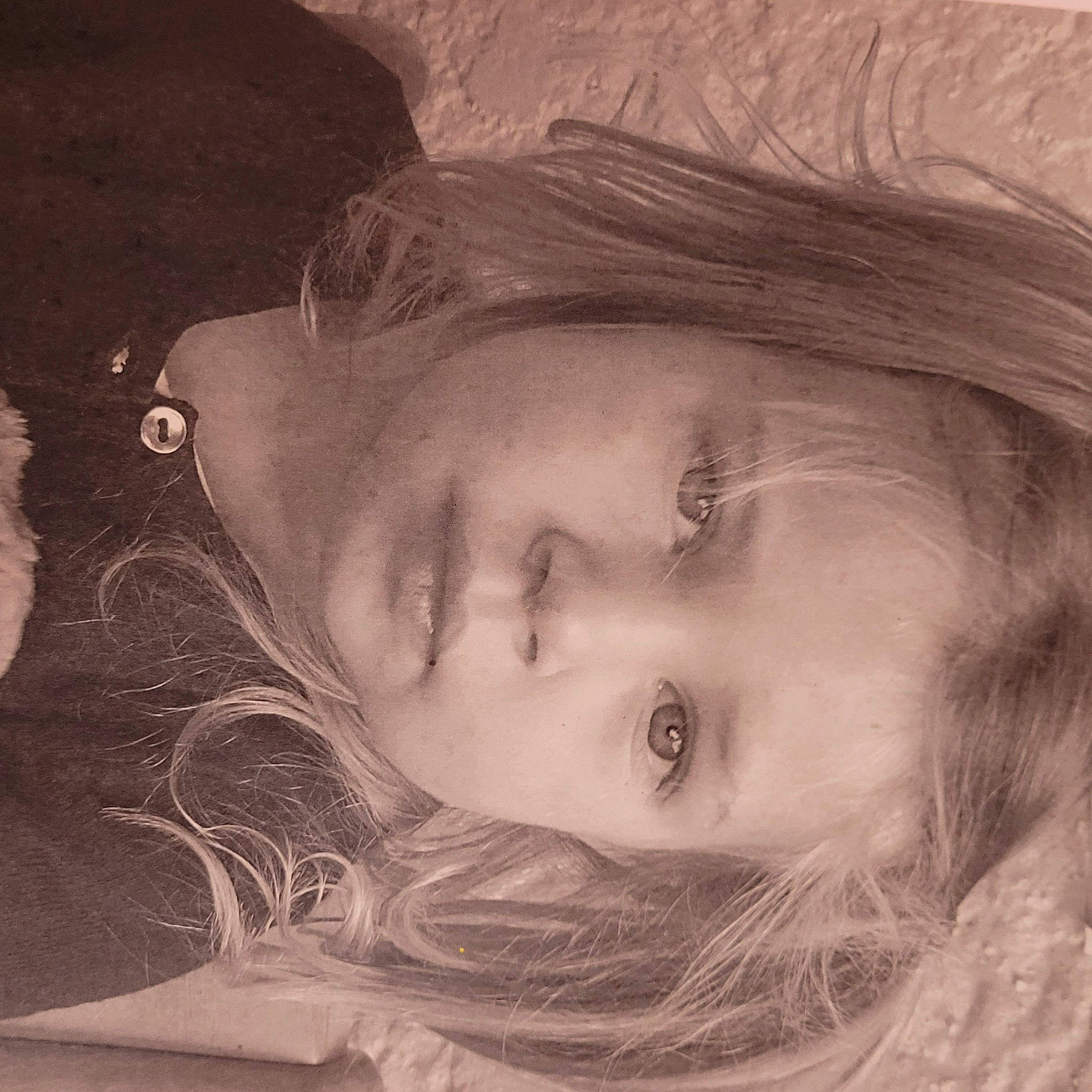 Heleana a rejoint le concours — aidez-le/la à gagner de superbes lots ! cheek, chin, ear, eye, eyebrow, eyelash, flash_photography, forehead, gesture, happy, head, human_body, iris, jaw, lip, mouth, neck, nose, person, plant